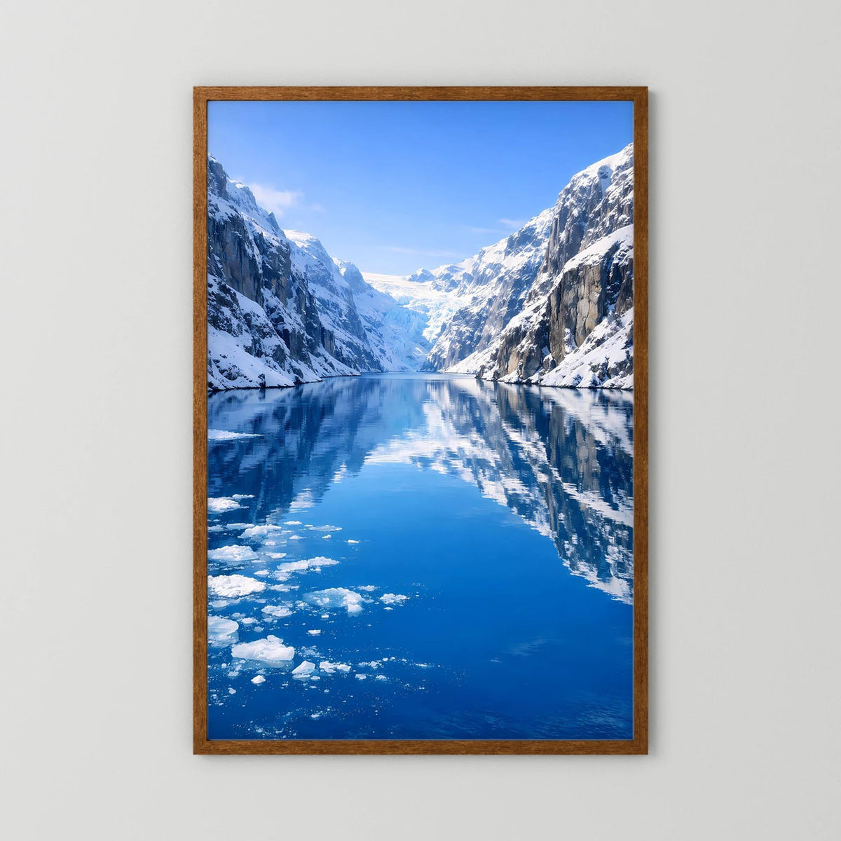 Wandposter im Hochformat mit Fjord und Gletschereis im braunen Holzrahmen