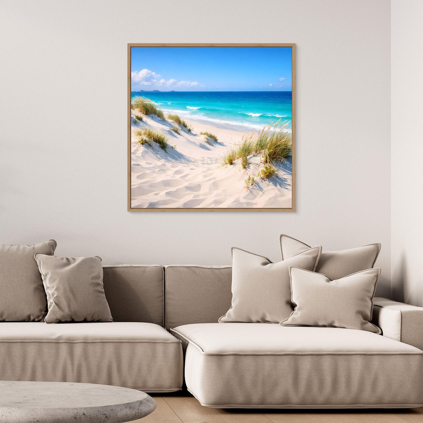 Leinwandbild mit Dünenstrand und türkisblauem Meer, hellbrauner Holzrahmen