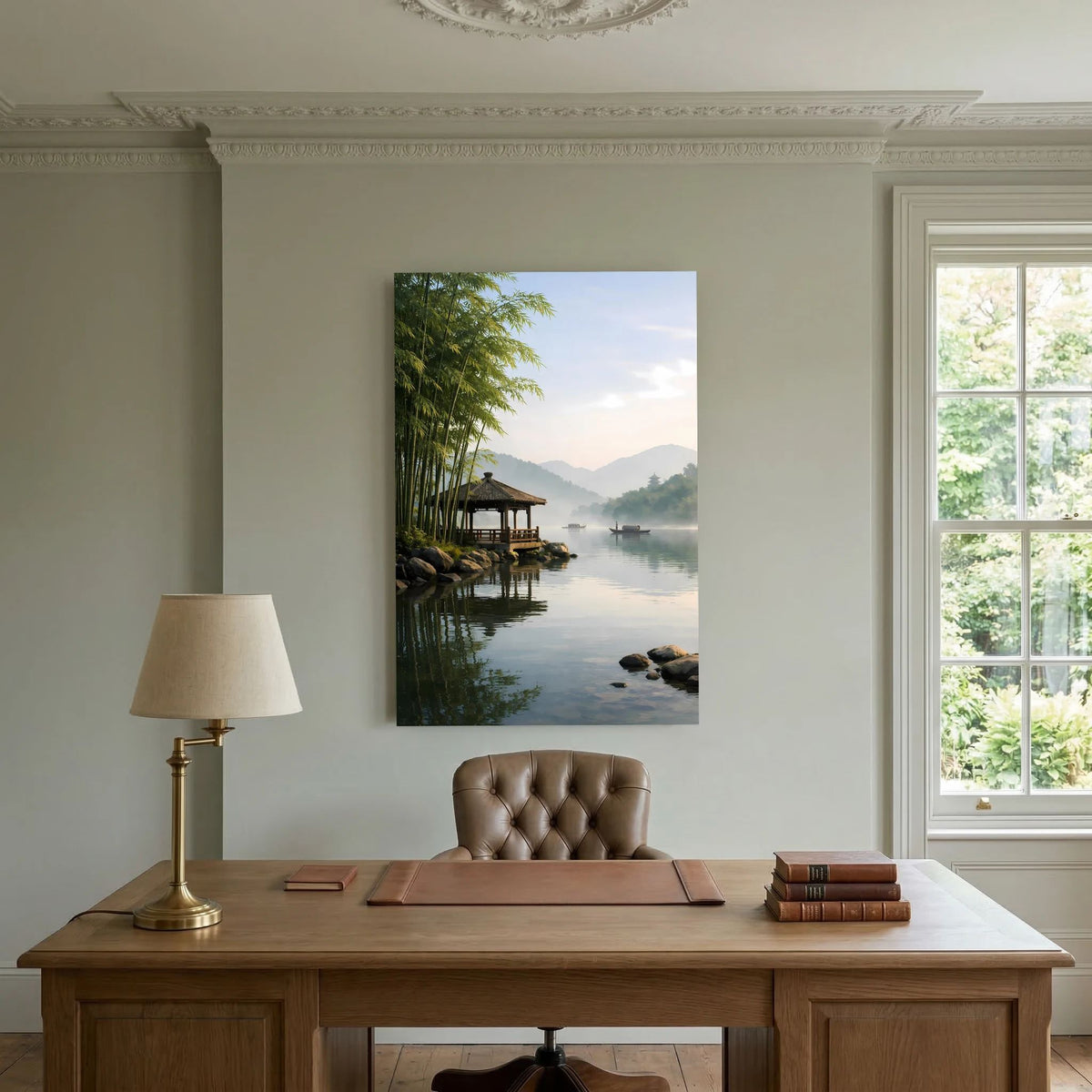 Hochformat-Wandbild mit Bambusflussszene, Stegpavillon und Booten auf dem Wasser