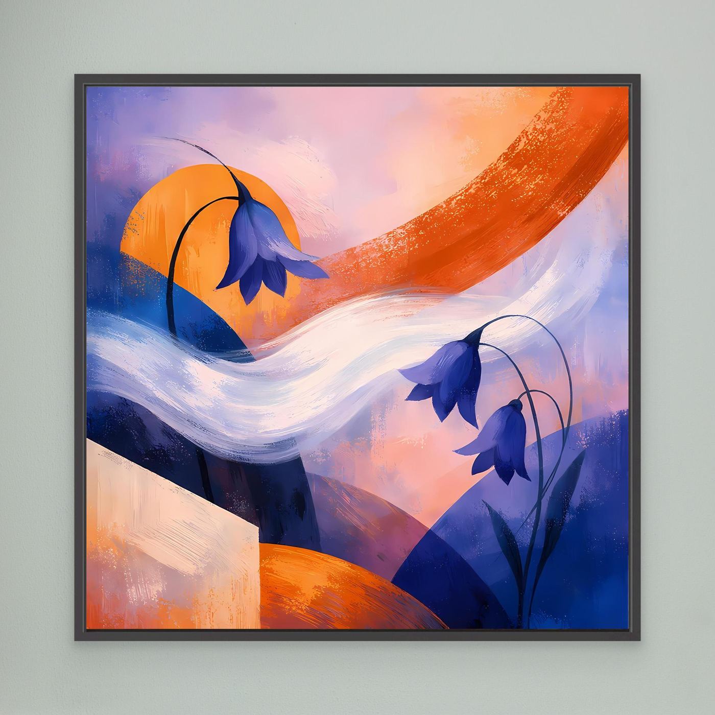 Abstraktes Leinwandbild mit blauen Glockenblumen und orangefarbenem Bogen, schwarz gerahmt