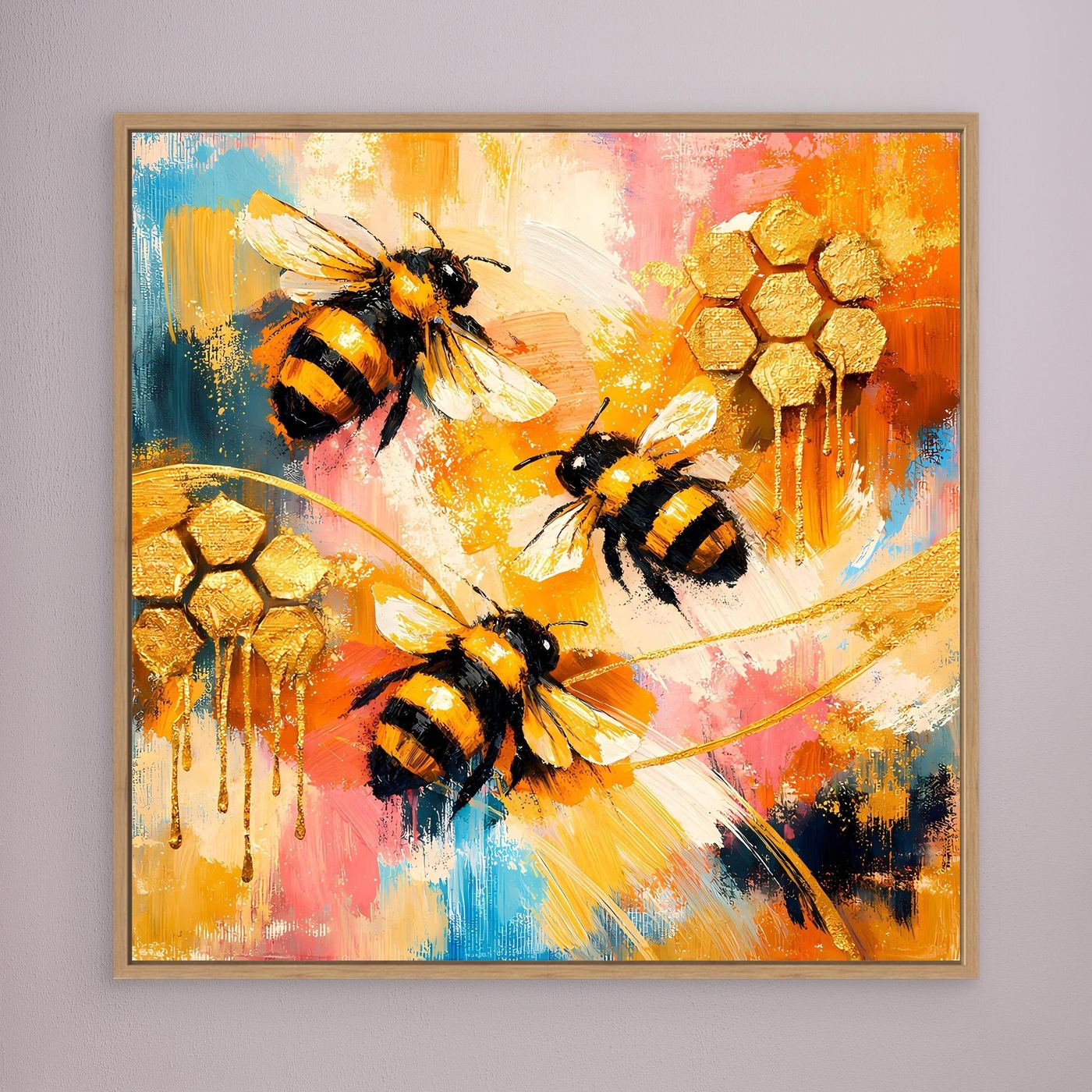 Leinwandbild mit abstrakten Bienen und goldenen Waben, braun gerahmt.