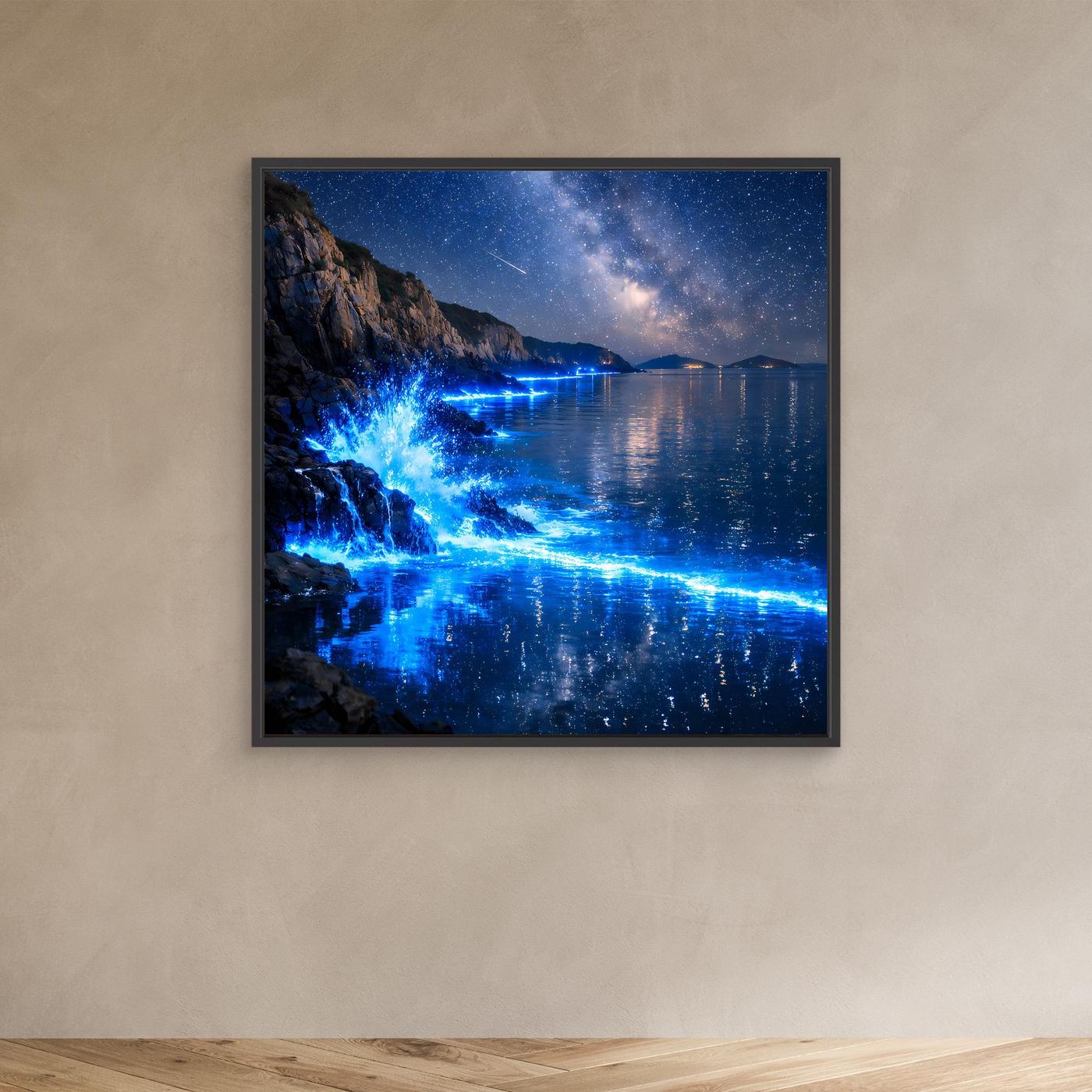 Leinwandbild im schwarzen Rahmen: blaues Meeresleuchten mit Sternenhimmel und Wellenlicht