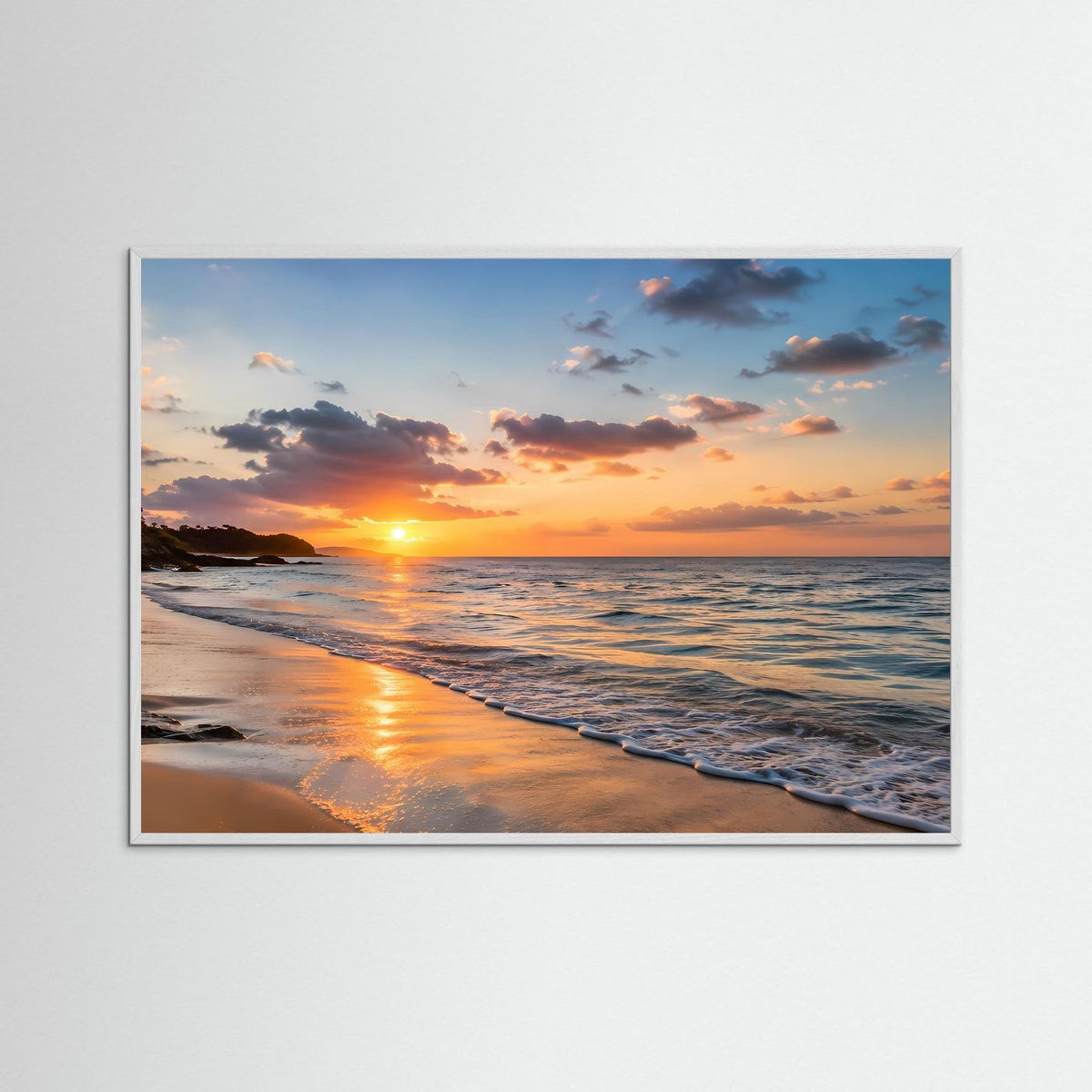 Poster im Querformat mit Sonnenuntergang am Strand im weißen Holzrahmen