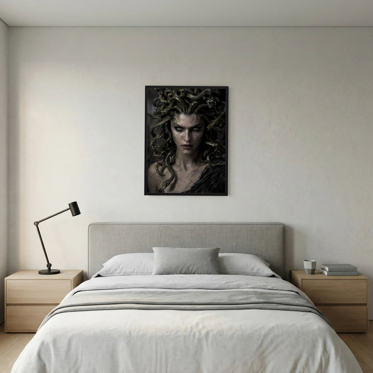 Gerahmtes Medusa-Fantasy-Poster mit Schlangenhaaren und intensivem Blick