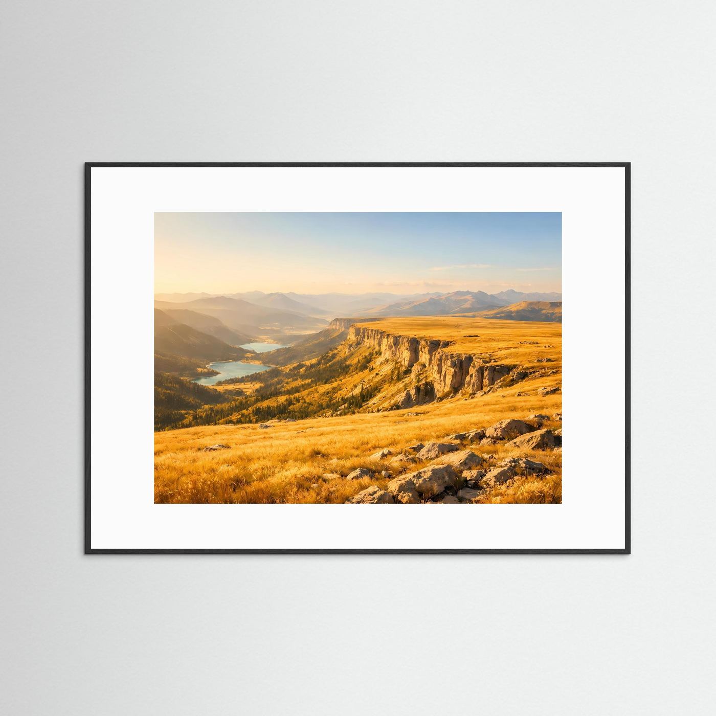 Poster im Querformat mit schwarzem Rahmen und weißem Passepartout: Berglandschaft