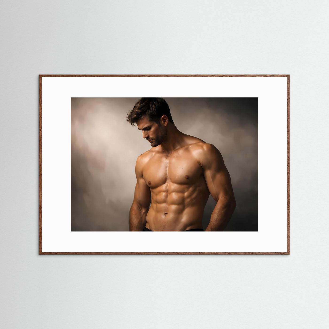 Fitness-Poster mit muskulösem Männeroberkörper, blickt nach unten, in hellem Holzrahmen