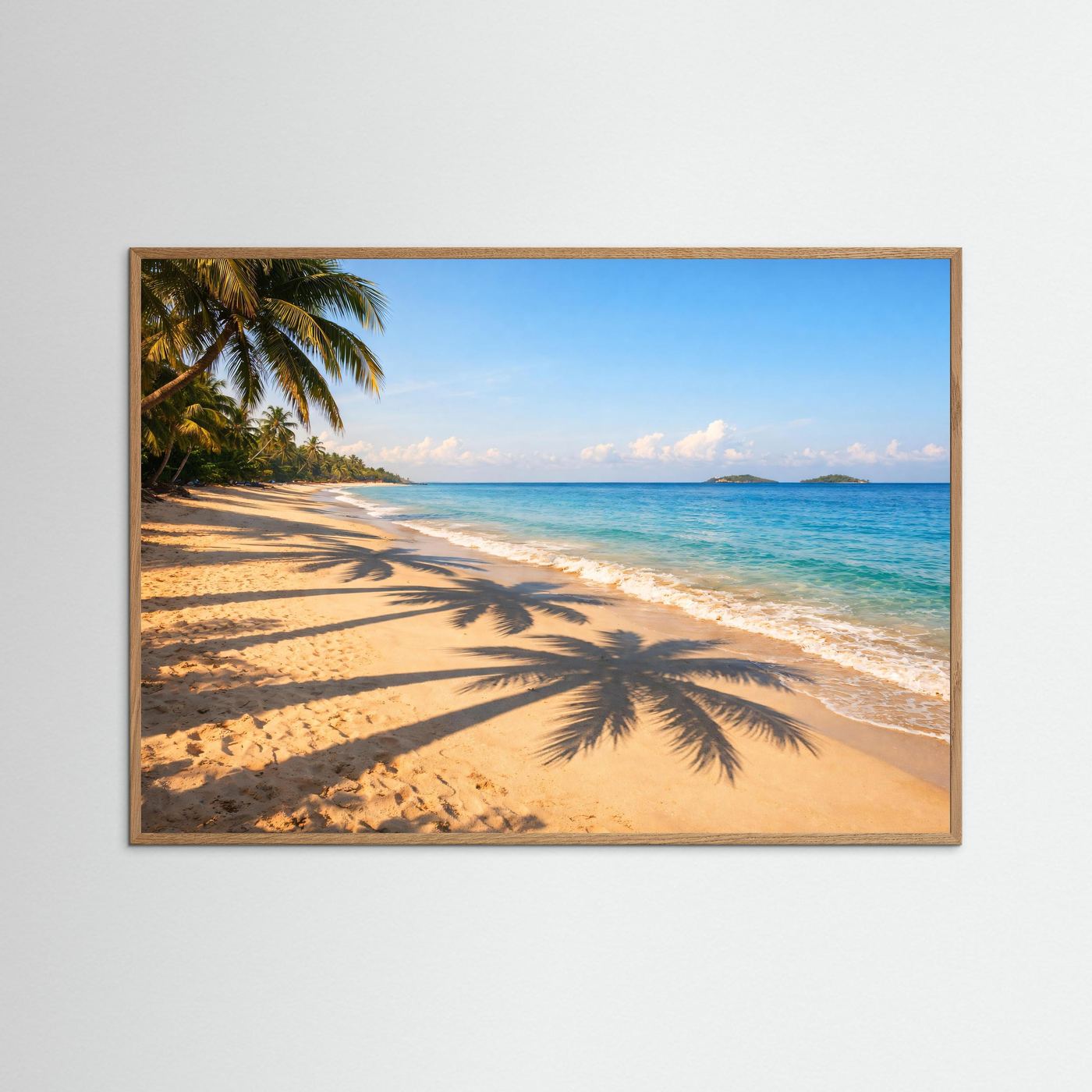 Strandposter mit braunem Holzrahmen im Querformat: Palmenschatten am Sandstrand und türkisfarbenes Meer.