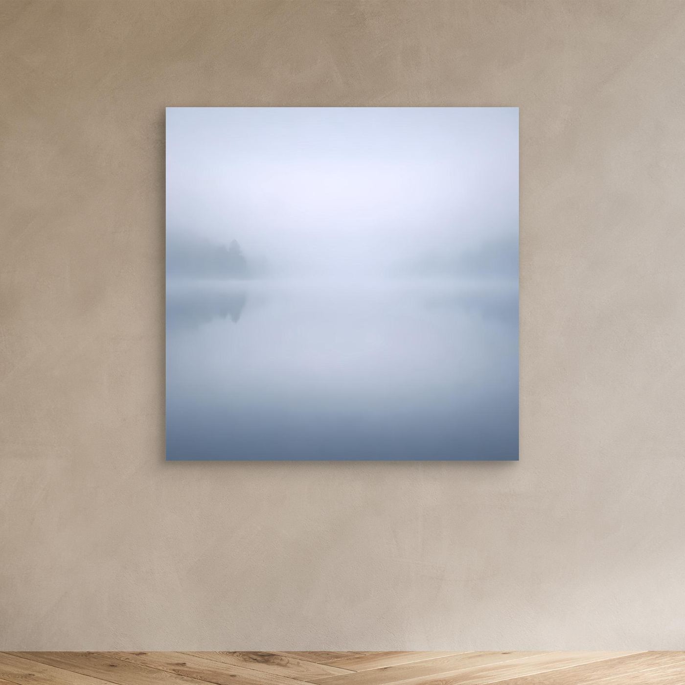 Leinwandbild mit Nebelsee-Motiv, blass blau-grau, ohne sichtbaren Rahmen