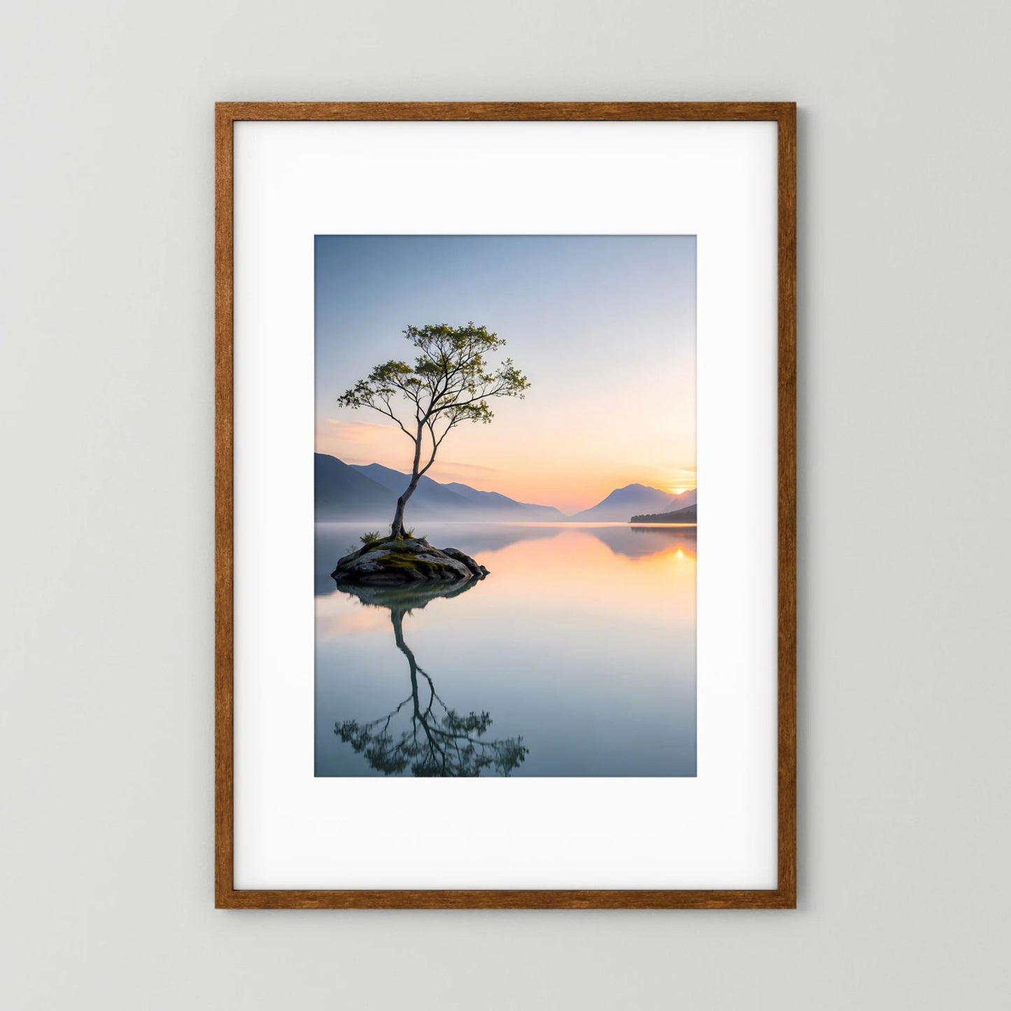 Poster Hochformat: Baum auf Seinseln im Bergsee, Sonnenuntergang, brauner Holzrahmen