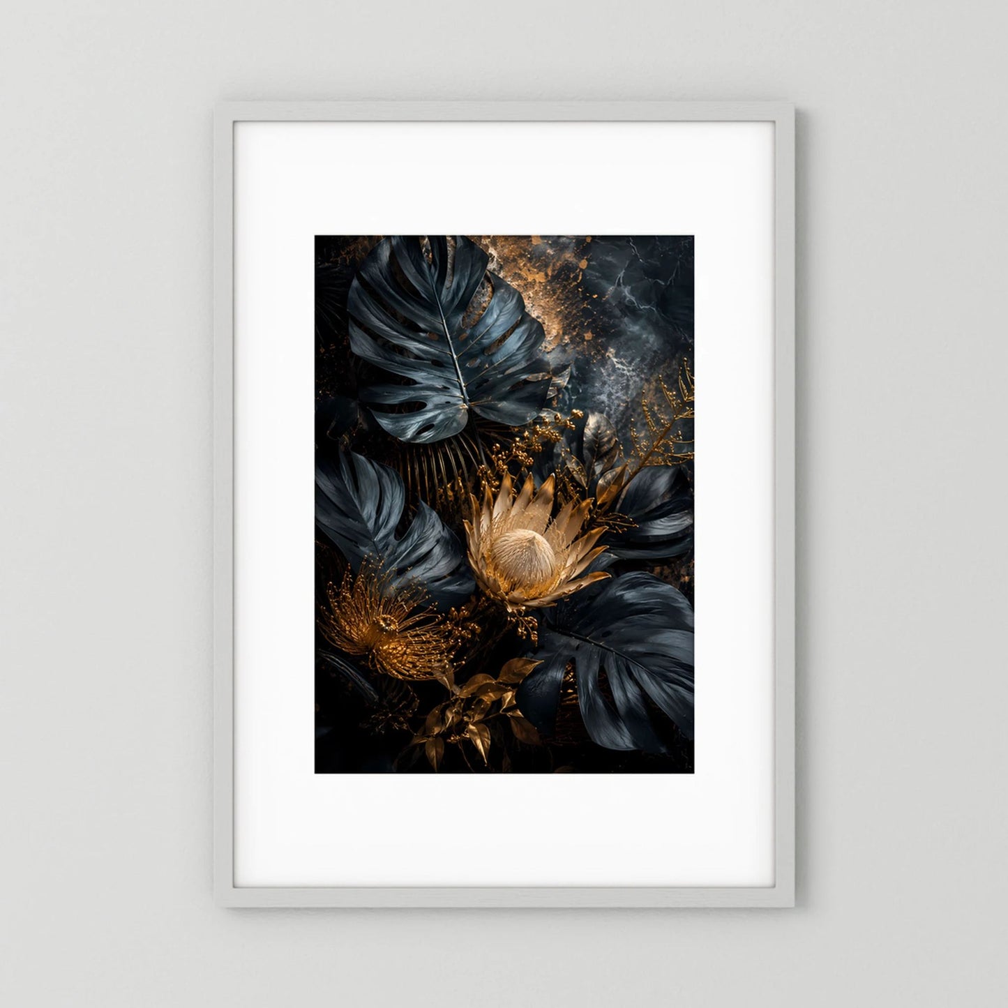 Kunstposter im Hochformat mit dunklen Blättern und goldenen Akzenten, botanisches Motiv