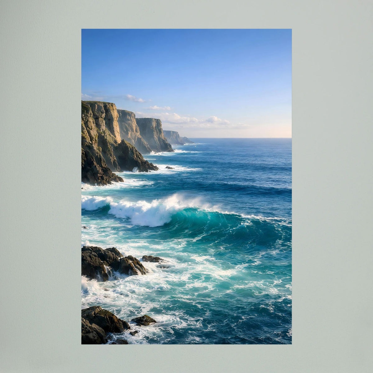 Hochformatiges Wandbild mit blauem Rand: Steilküste und tosende Wellen im Meer