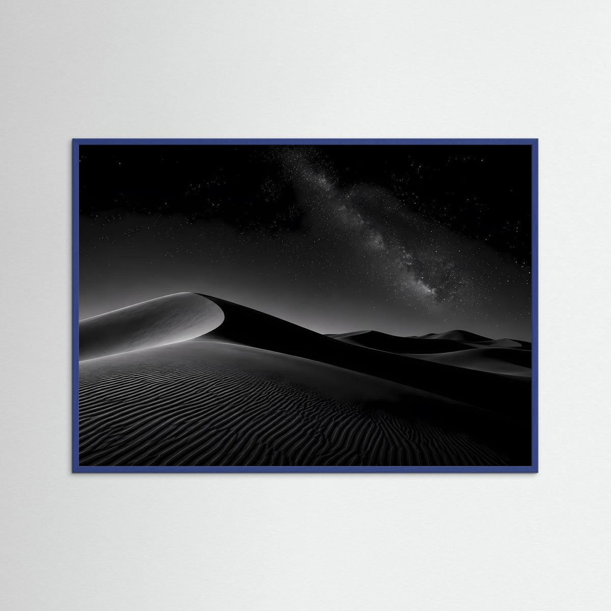 Querformat-Poster mit blauem Rahmen: Sanddünen bei Nacht und sichtbare Milchstraße