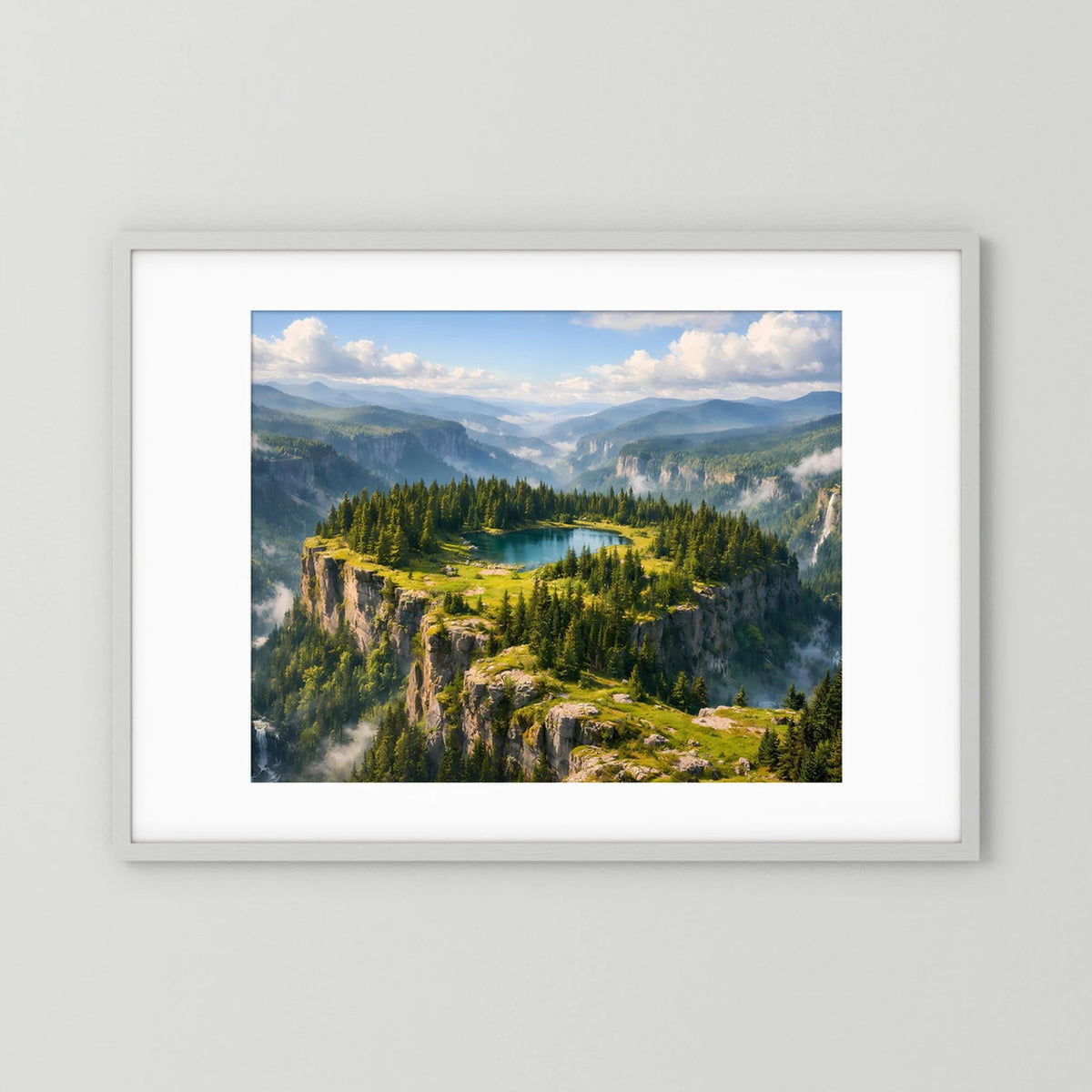 Querformatiges Wandbild im weißen Rahmen mit Bergsee-Landschaft über Tälern