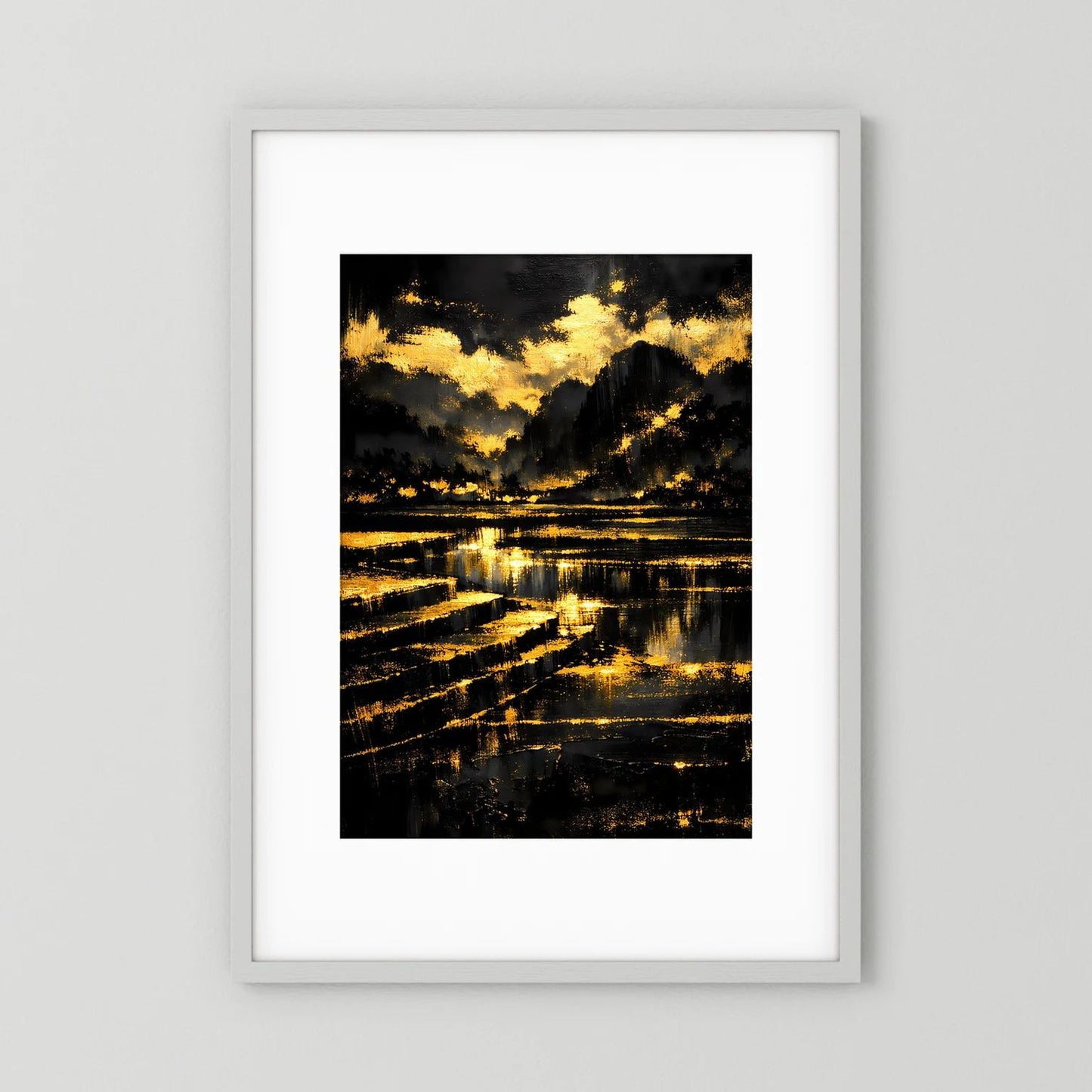 Abstraktes Landschafts-Poster Hochformat: schwarze Bergwelt mit goldenen Akzenten, weiß gerahmt