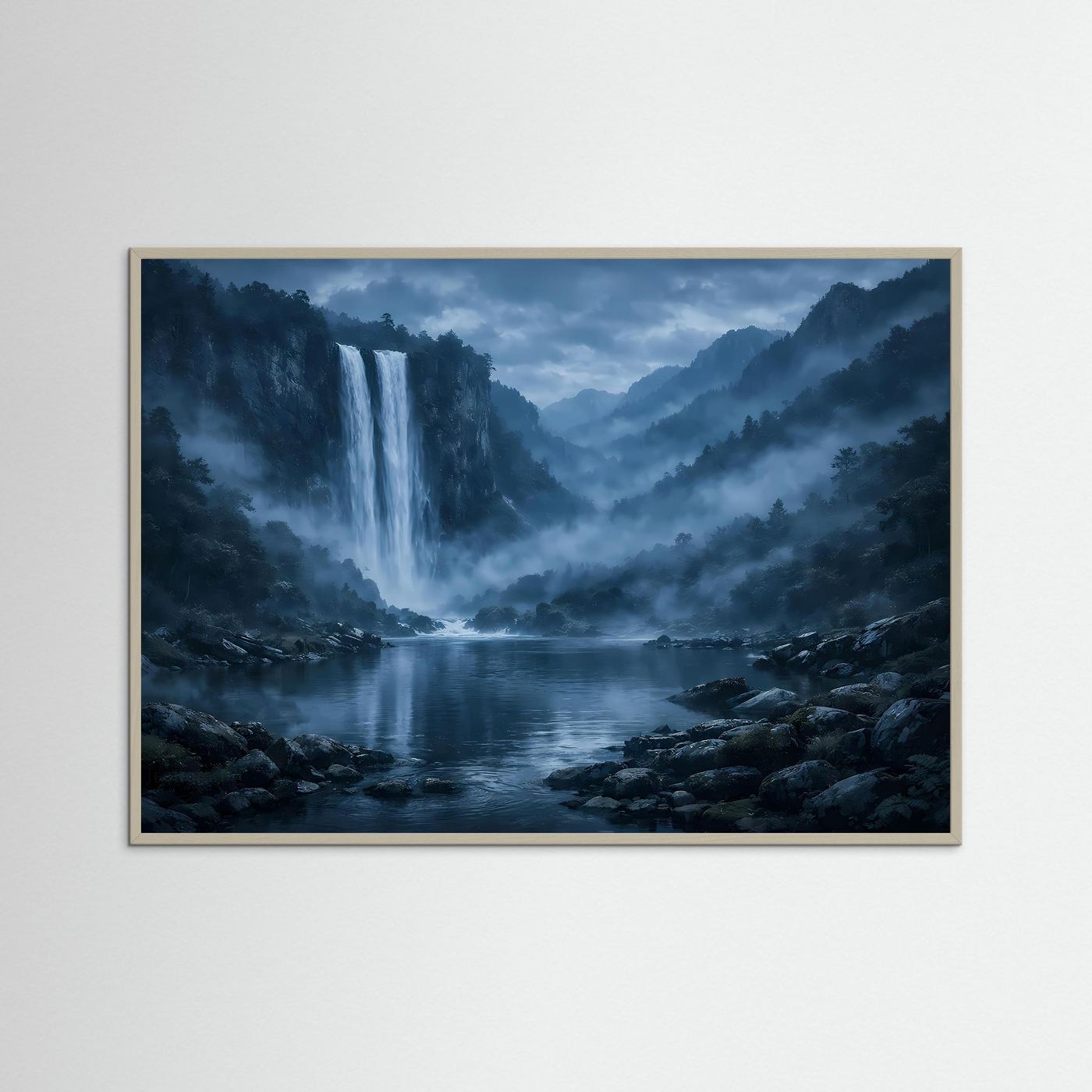 Wandbild Querformat mit Wasserfall, nebligen Bergen und Flusslauf; schlichter Rahmen