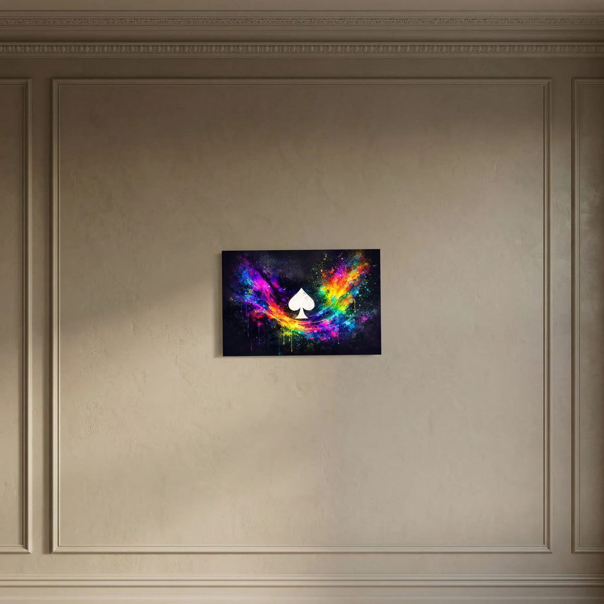 Wandbild Querformat mit Regenbogen-Neonstrahlen, Farbsprenkeln und weißem Pik-Symbol.