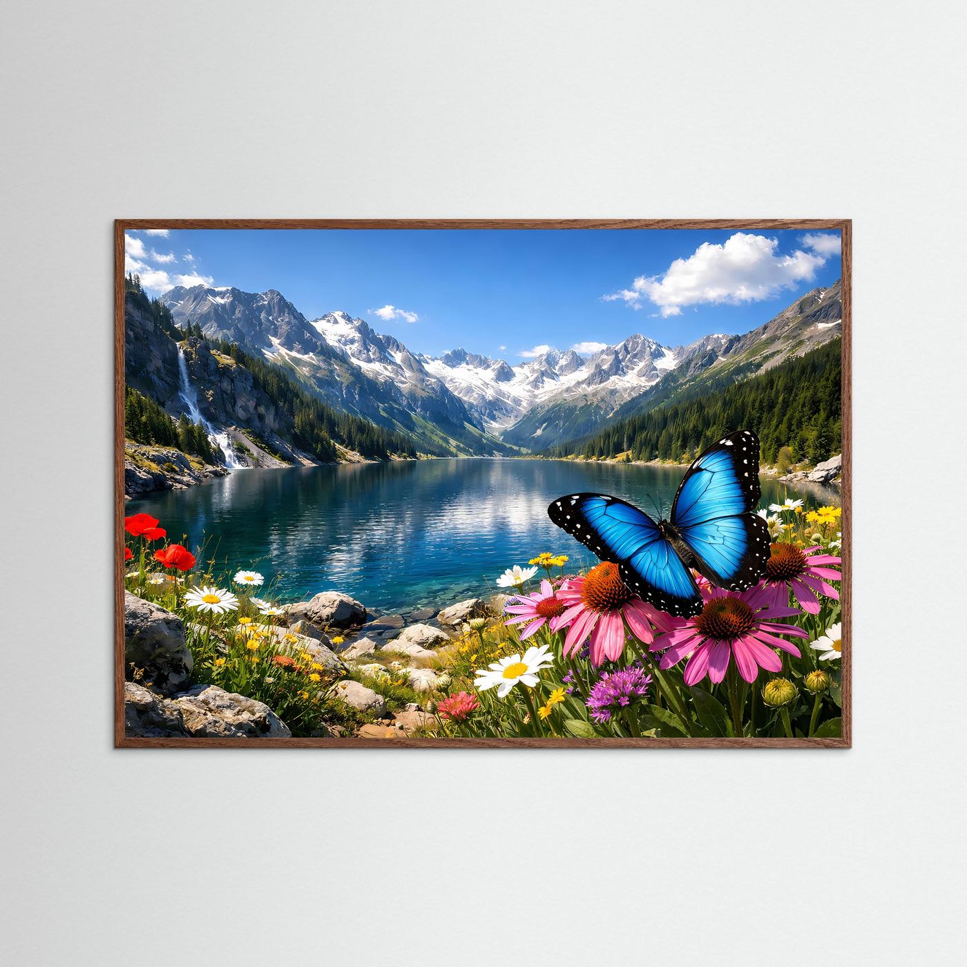 Alpiner Bergsee mit blauem Schmetterling & Wildblumen | Panorama Poster Querformat