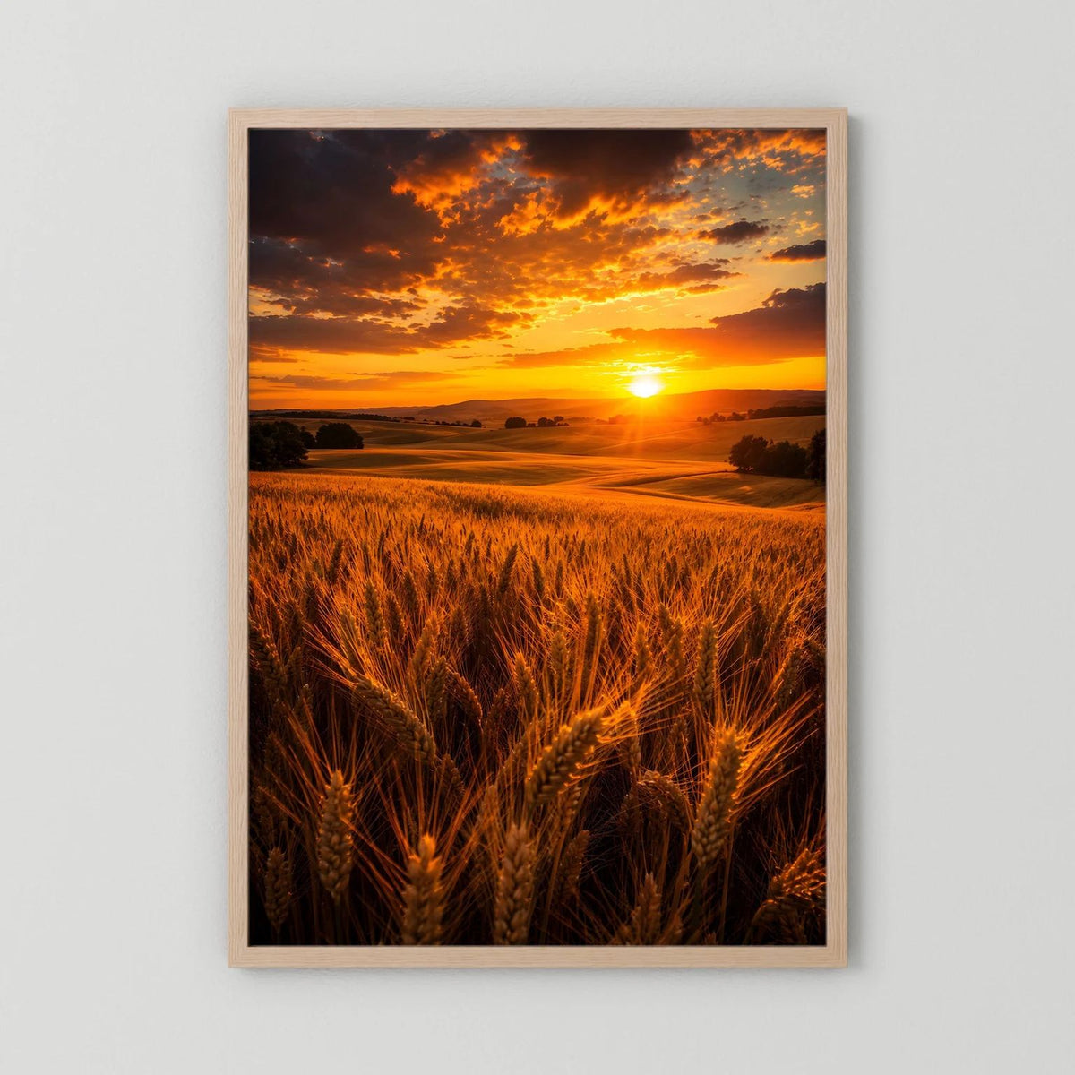 Poster im Hochformat mit Sonnenuntergang über goldenem Weizenfeld im hellen Holzrahmen