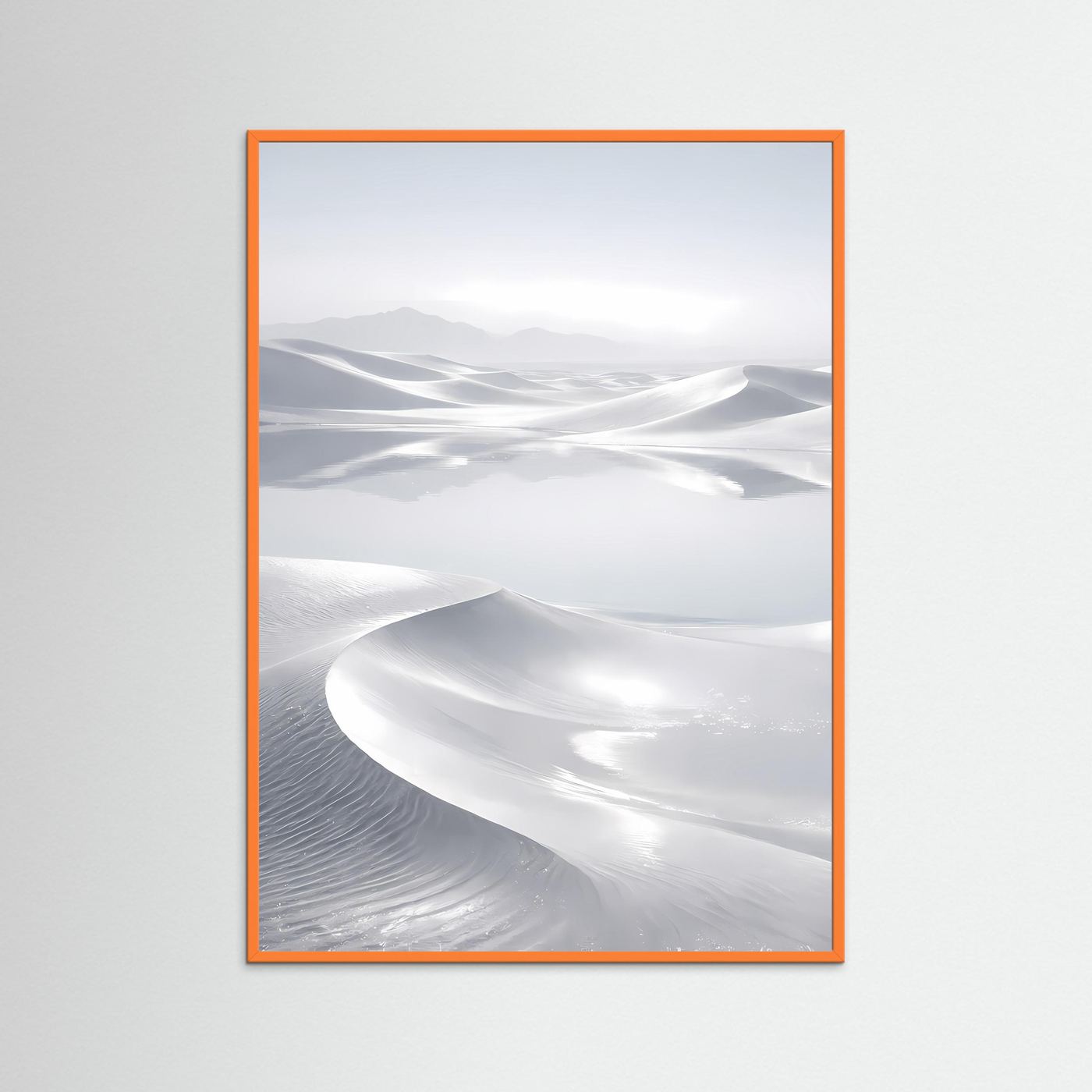 Wüstenposter mit abstrakter Dünenlandschaft in Weiß und Grau, orangener Holzrahmen