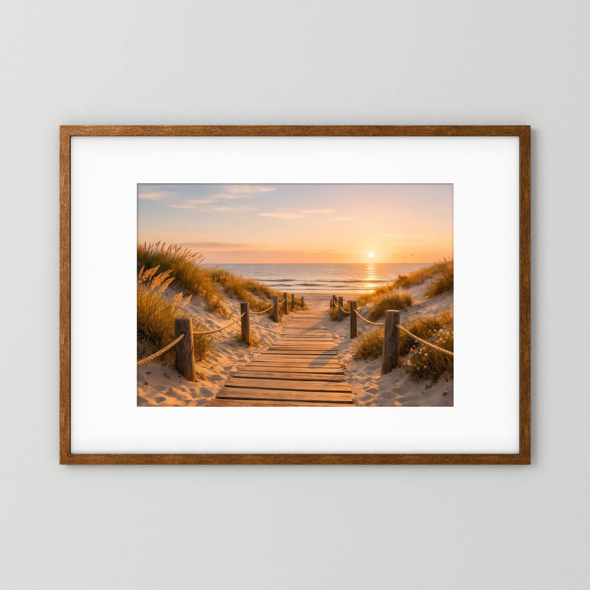 Wandbild mit Holzrahmen und weißem Passepartout, Dünenweg am Strand