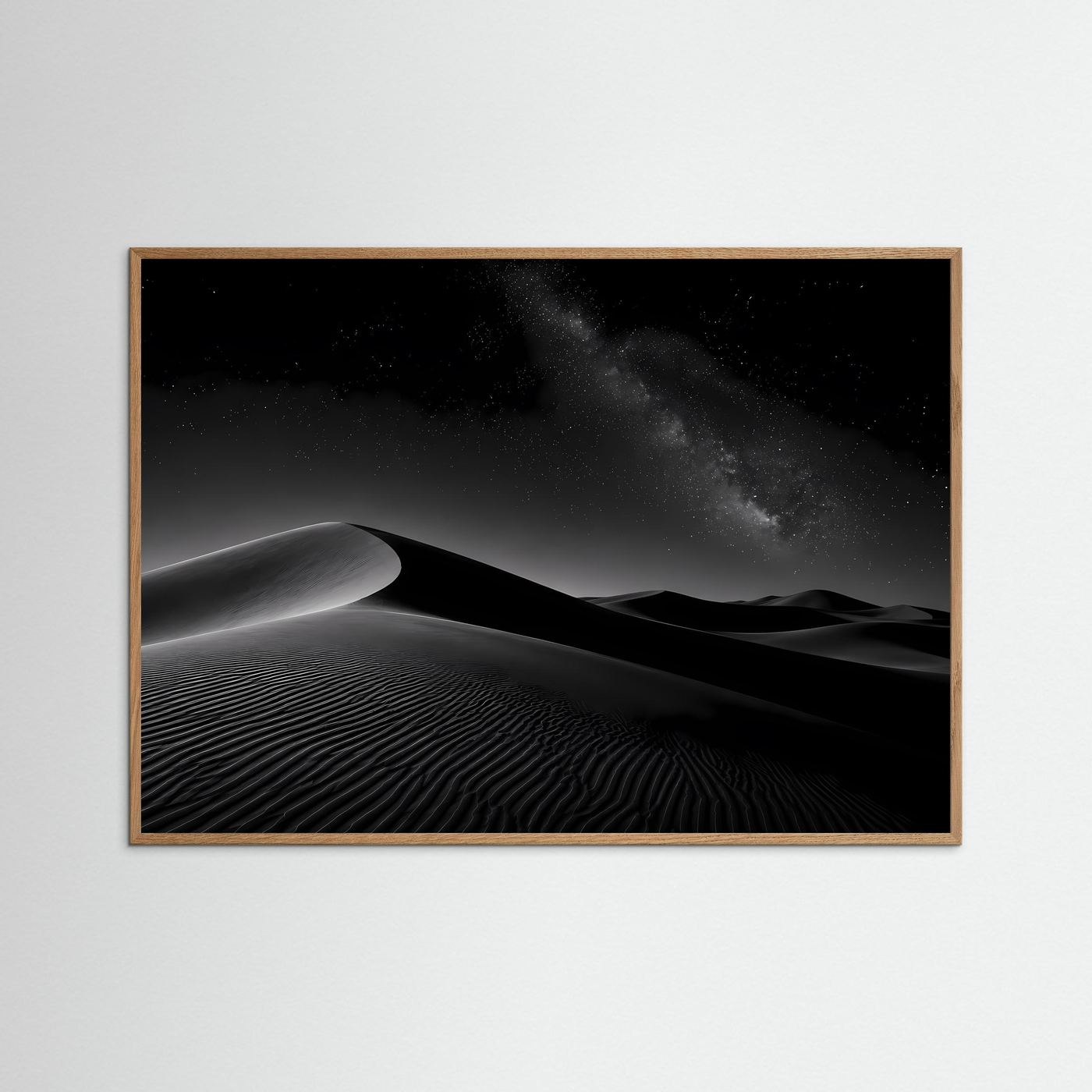 Querformat-Poster mit hellbraunem Holzrahmen: Sanddünen bei Nacht und Milchstraße