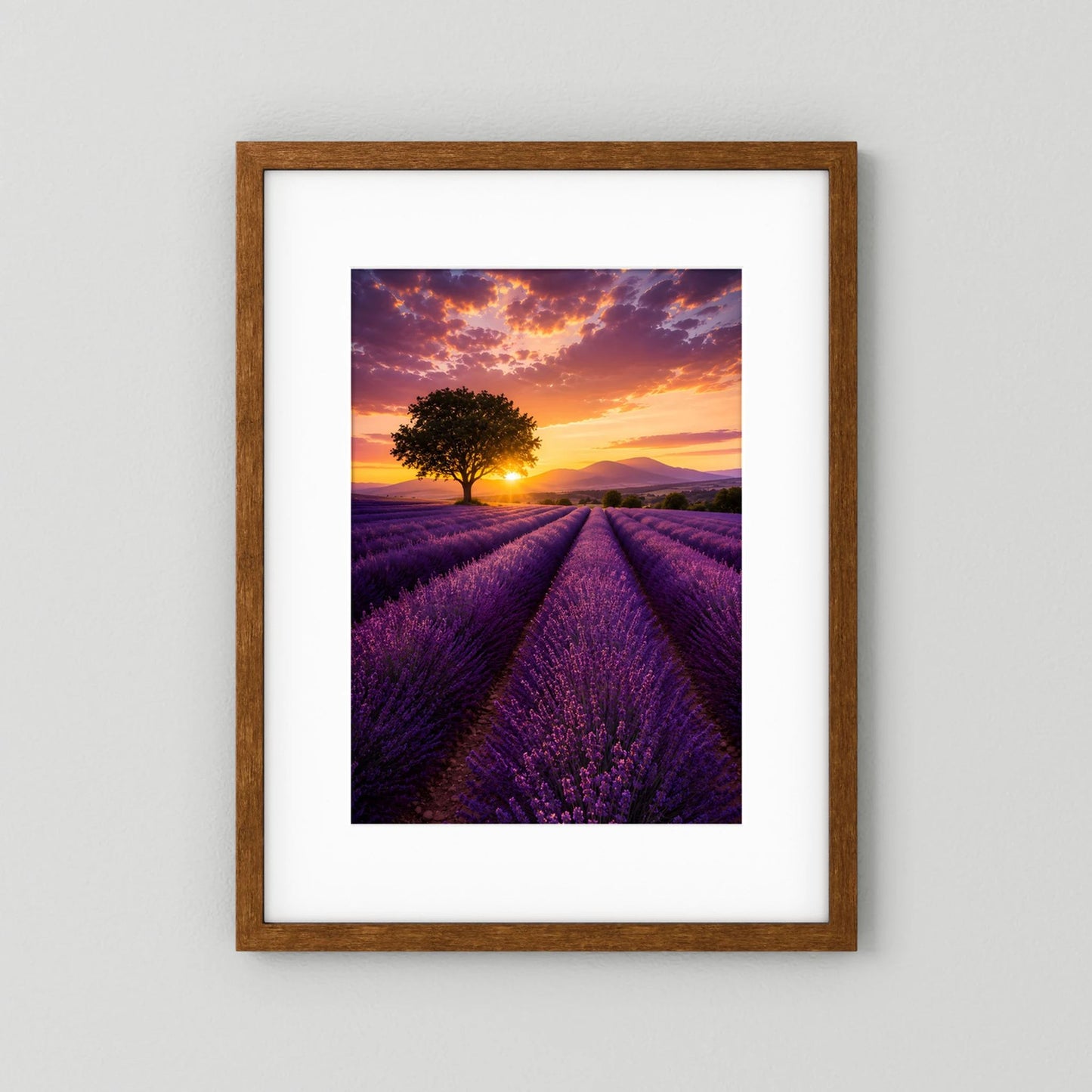 Naturposter im Hochformat mit Lavendelfeld bei Sonnenuntergang, brauner Holzrahmen