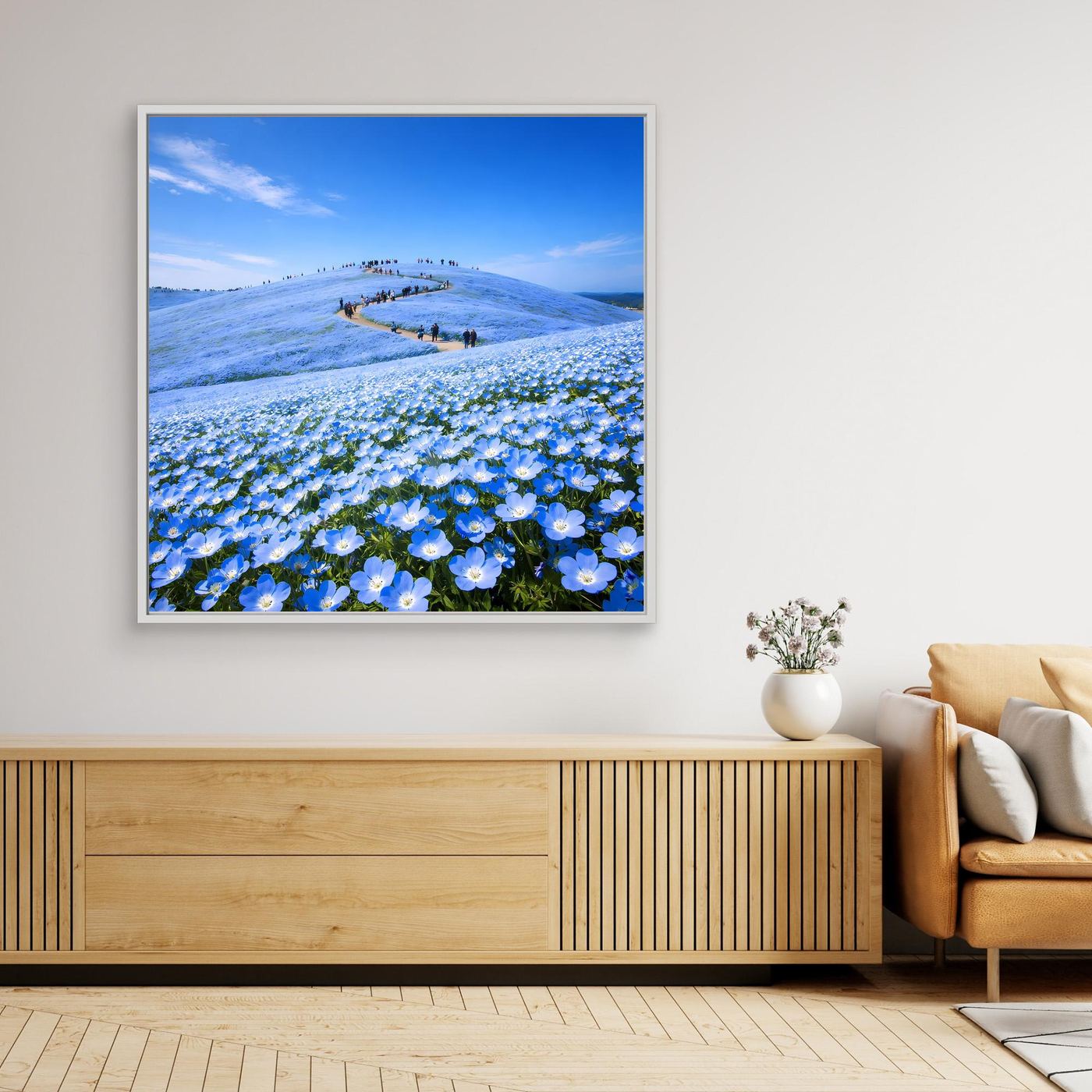 Leinwandbild mit blauem Blütenmeer, weißer Rahmen
