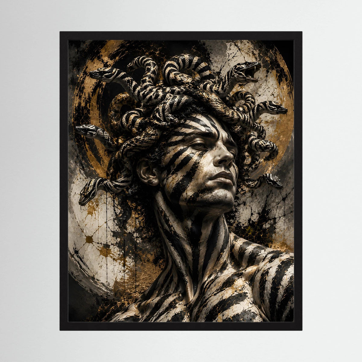 Gerahmtes Hochformat-Poster mit Gorgonen-Krieger-Gesicht und Schlangenhaar, schwarz-golden