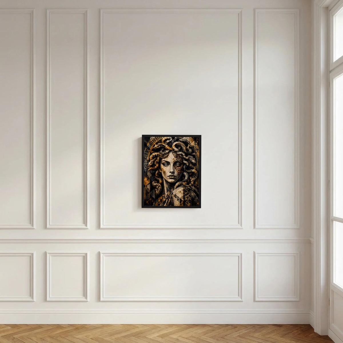 Gerahmtes Poster mit Medusa-Porträt und gold-schwarzer Schlangen-Mosaikgrafik