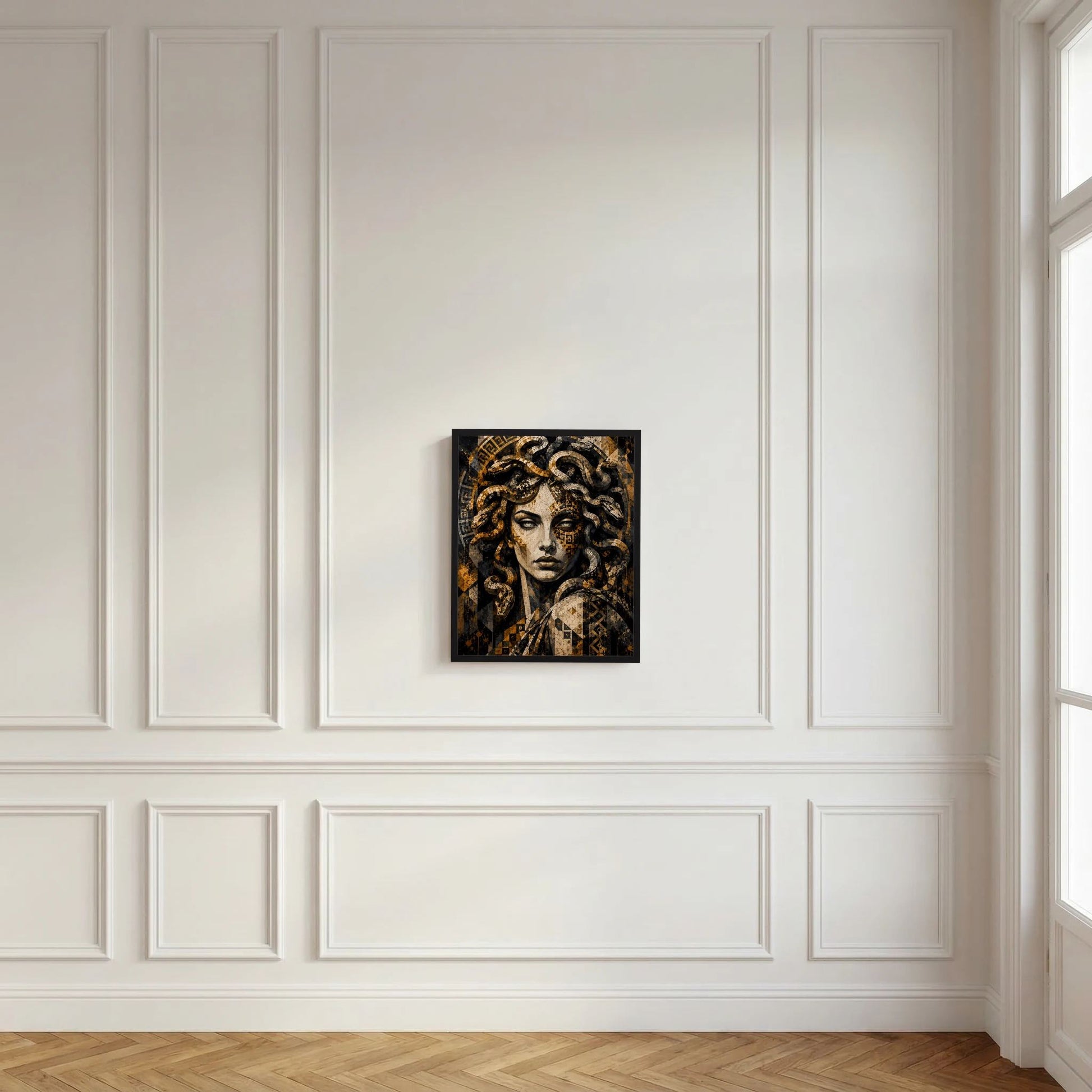 Gerahmtes Poster mit Medusa-Porträt und gold-schwarzer Schlangen-Mosaikgrafik
