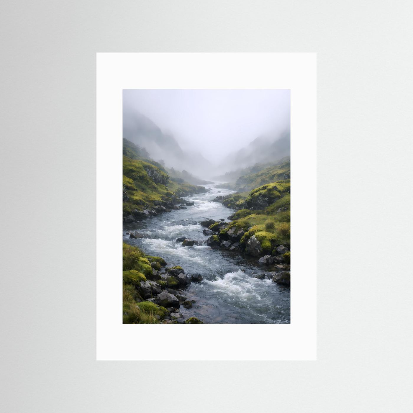 Naturposter im Hochformat mit weißem Passepartout, nebliger Fluss zwischen grünen Ufern
