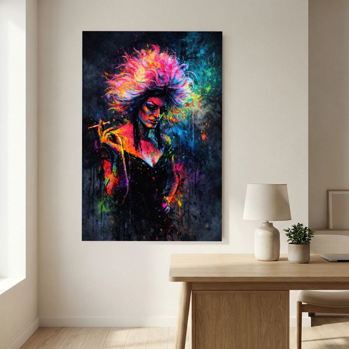 Hochformatiges Poster einer Drag-Queen mit buntem Haar und Zigarette, farbige Spritzer