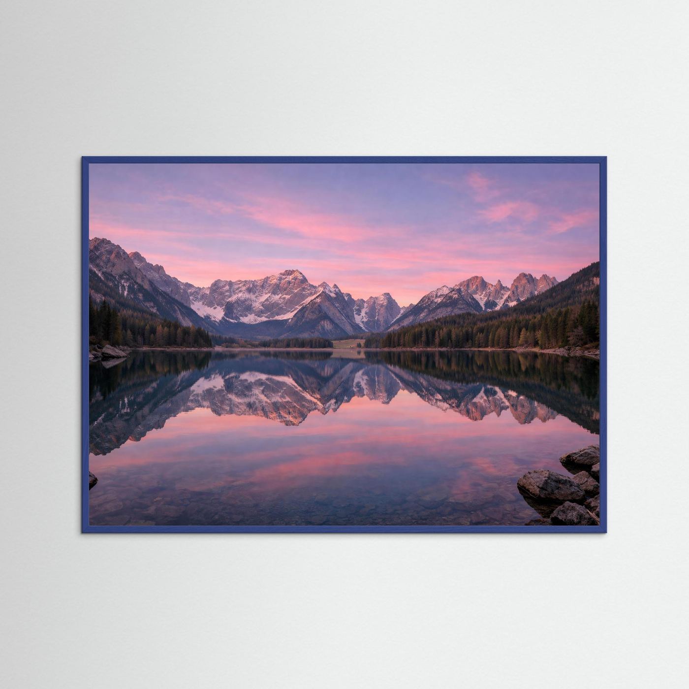 Bergsee-Naturposter im Querformat mit blauem Rahmen und rosa Abendhimmel-Spiegelung