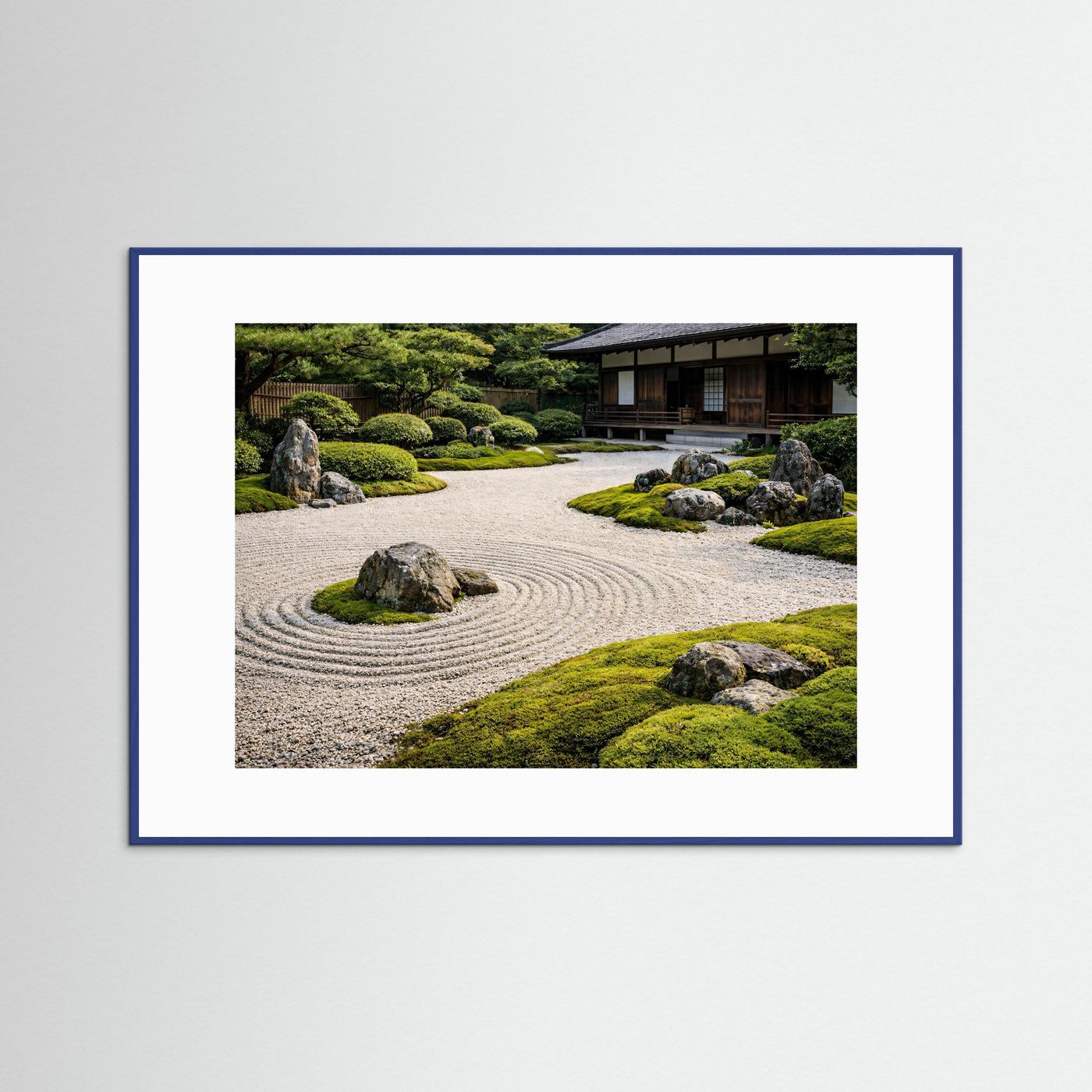 Gerahmter Druck mit blauem Rahmen: Japanischer Zen-Garten mit Kiesrillen und Teehaus.