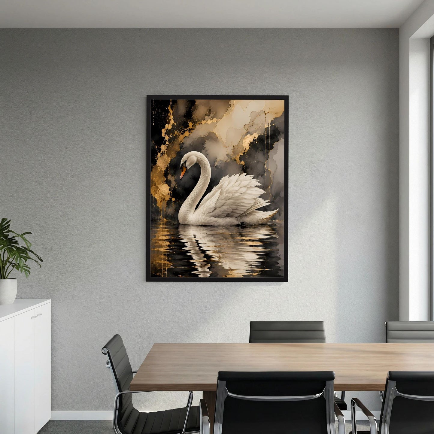 Poster im Hochformat: weißer Schwan auf dunklem Wasser mit gold-schwarzen Farbschichten, gerahmt