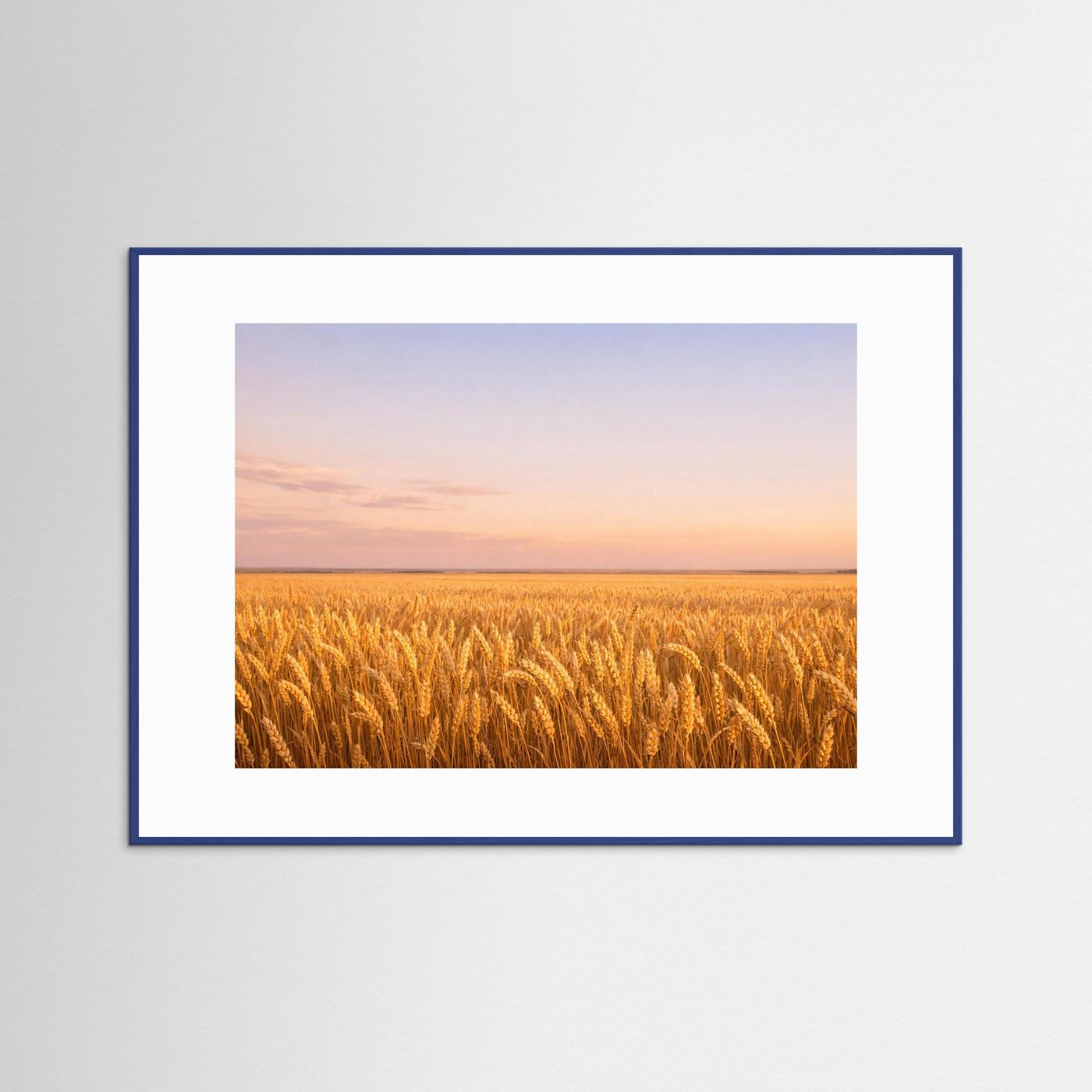 Wandbild mit goldenen Weizenähren bei Sonnenuntergang, Rahmen mit weißem Passepartout