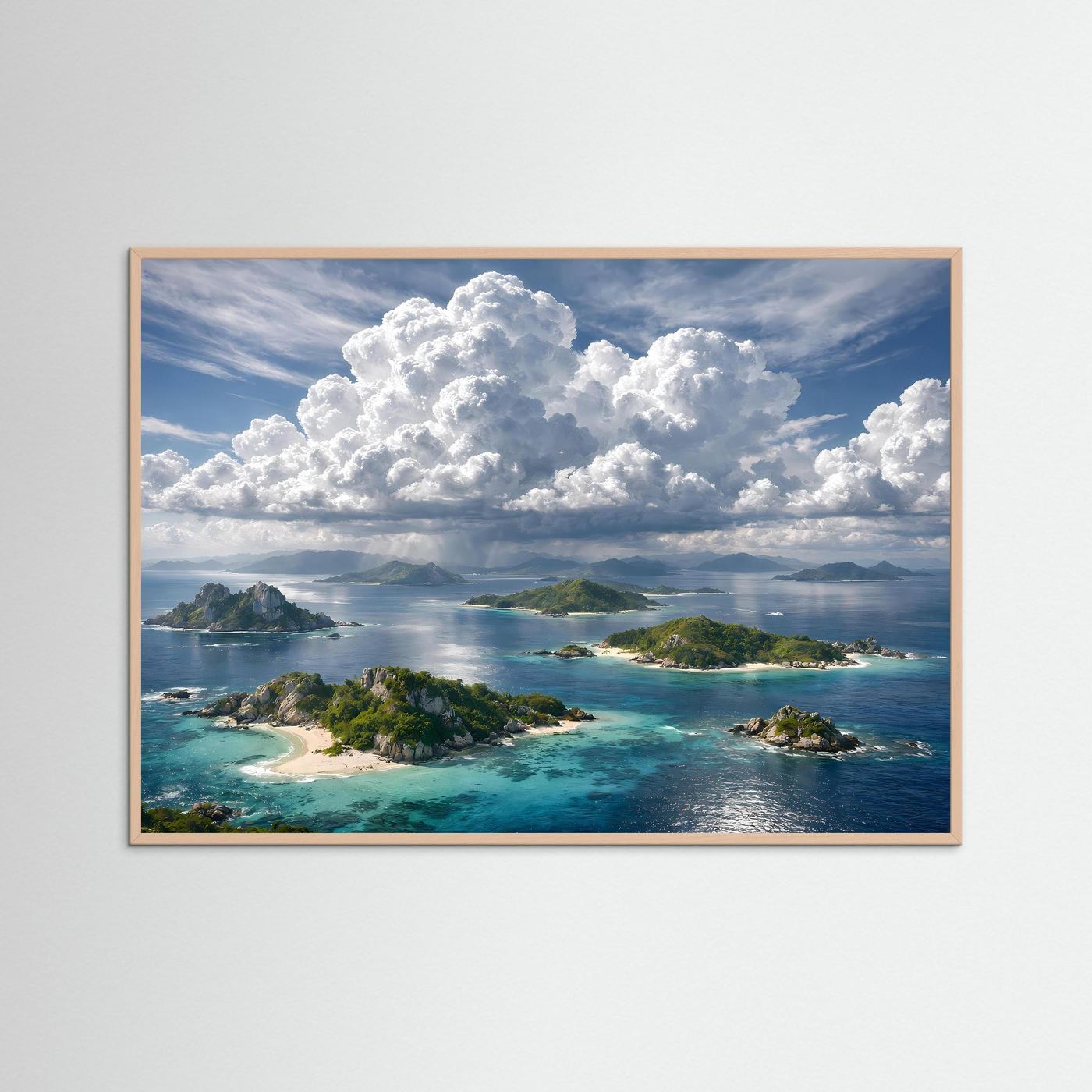 Wandbild mit tropischer Inselküste, türkisfarbenem Meer und großen Wolken; Rahmen beige