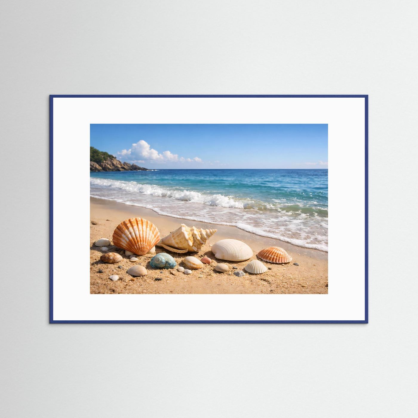 Poster im Querformat: Muscheln am Sandstrand, blau gerahmt