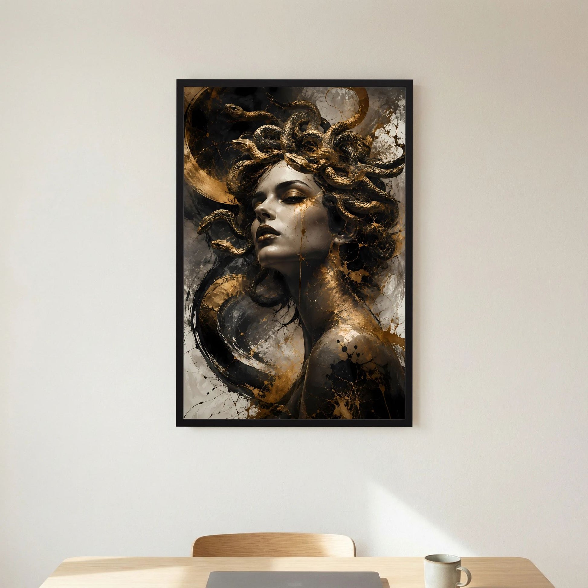 Hochformatiger Poster mit Medusa-Frau im Schwarz-Gold, schwarze Rahmenumrandung