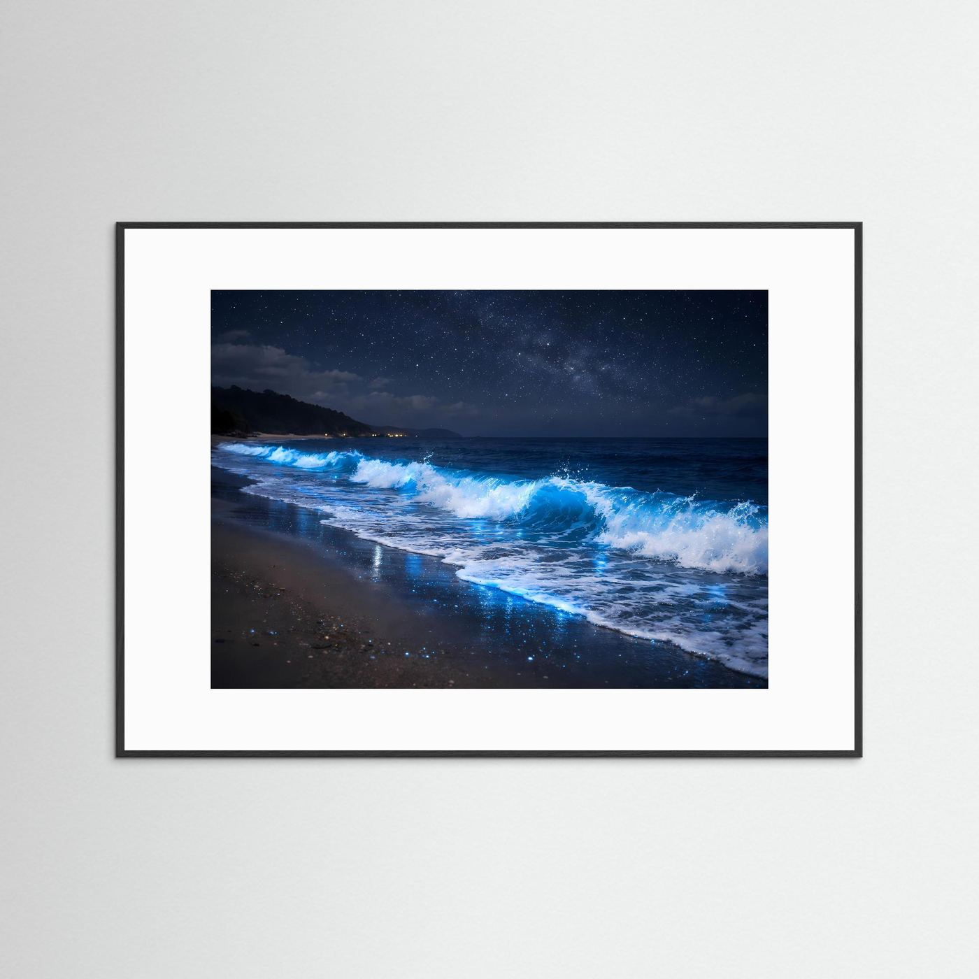 Poster mit Nachtstrand und blau leuchtenden Wellen im schwarzen Rahmen mit weißem Rand