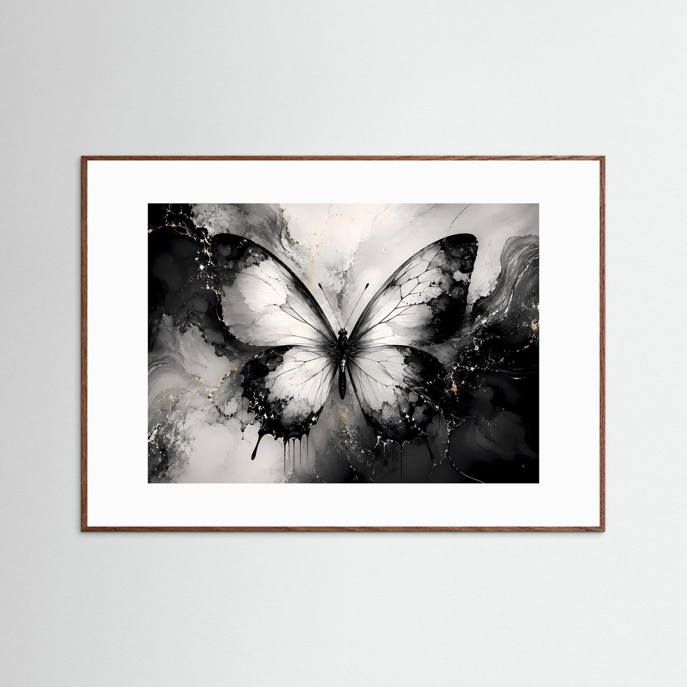 Gerahmtes Wandbild mit abstraktem Schwarzweiß-Schmetterling im Braunrahmen