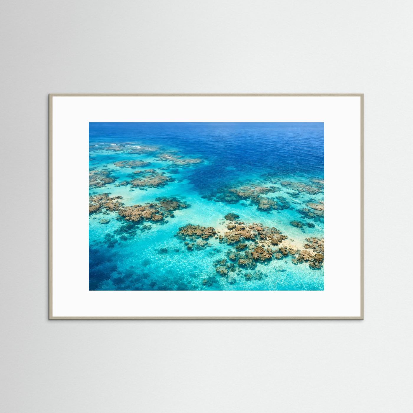 Meer-Panorama Poster mit Korallenriff im türkisfarbenen Wasser, grauer Holzrahmen