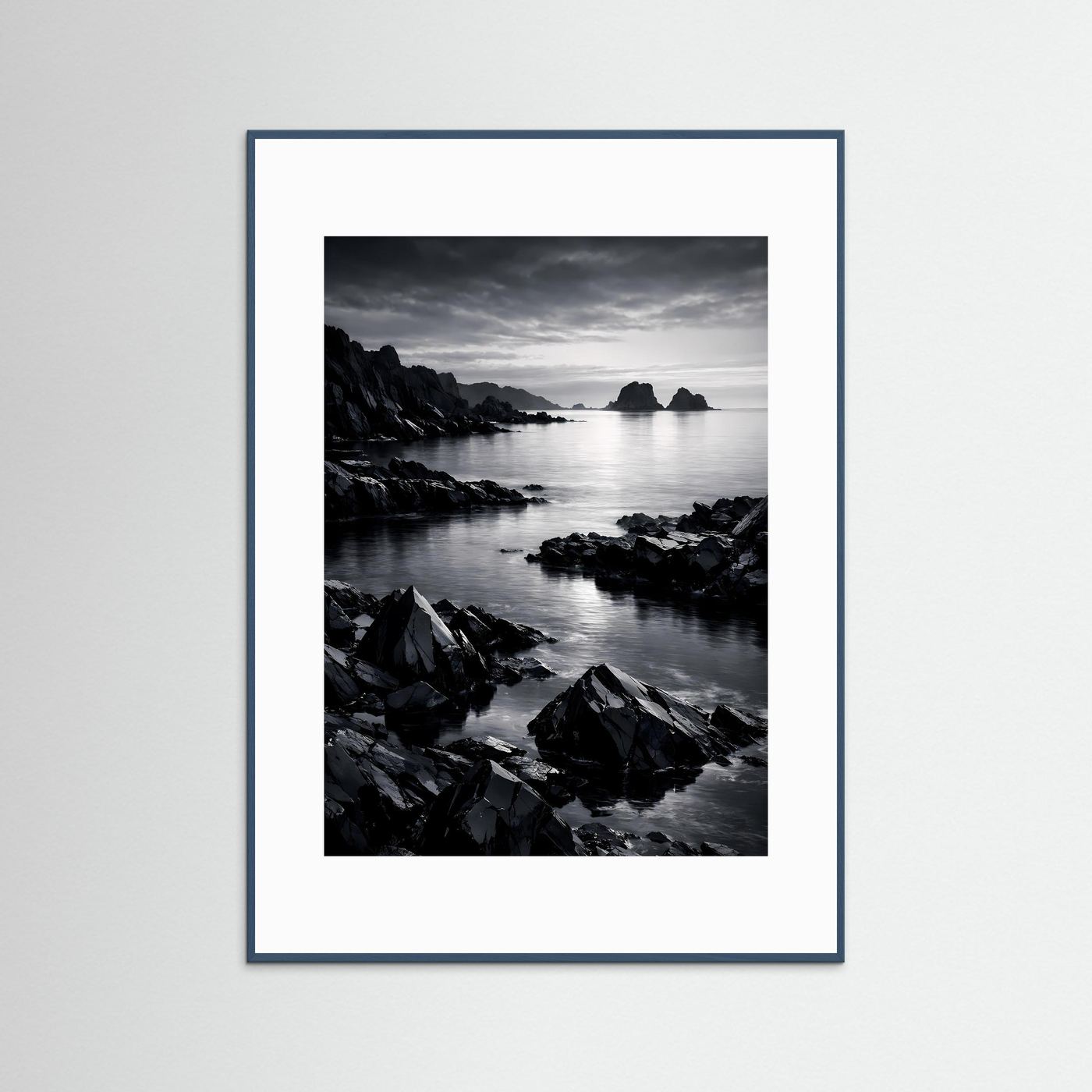 Schwarz-weißes Küstenfoto-Poster im weißen Rahmen mit blauem Rand