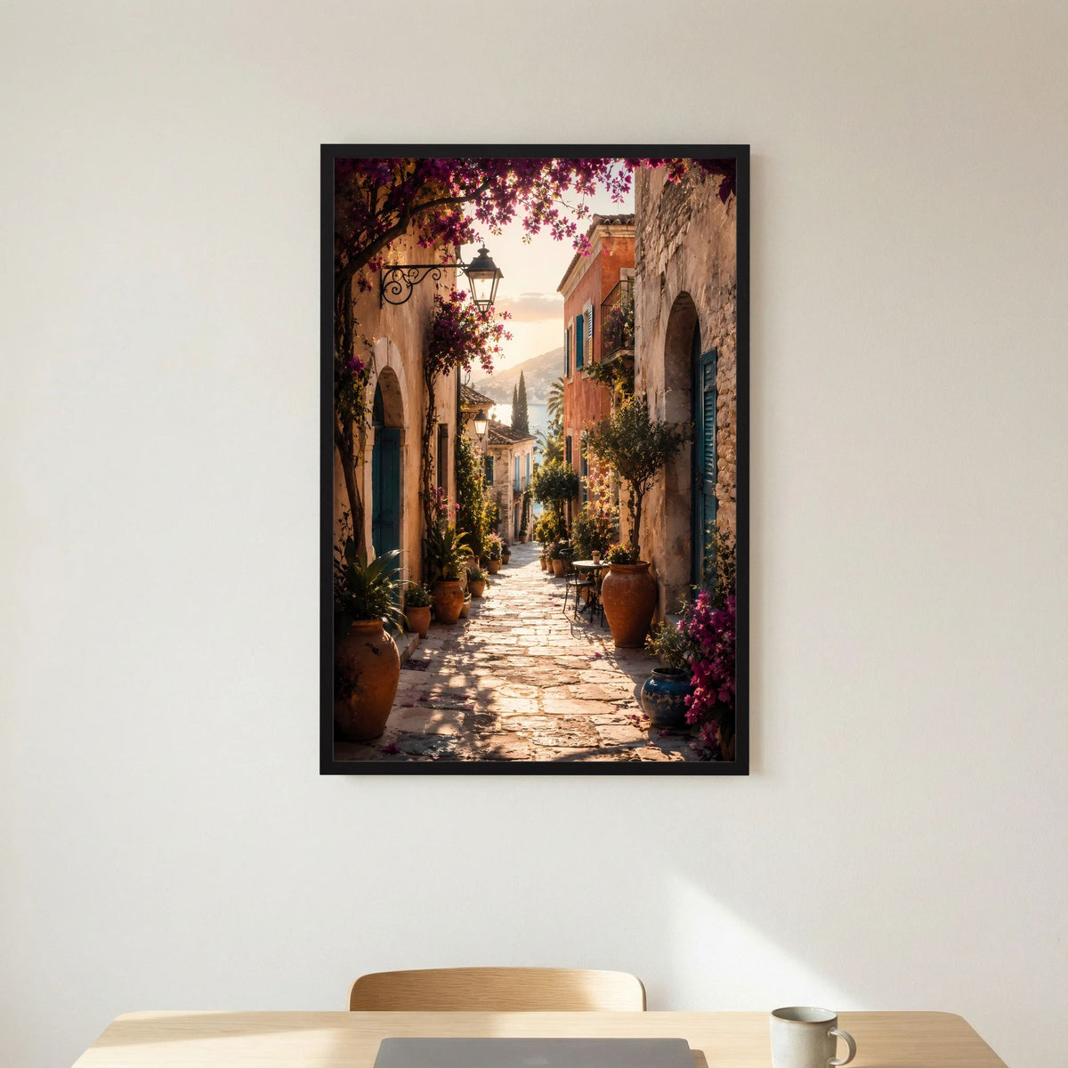 Hochformat-Poster mediterrane Gasse mit Bögen, Pflanzkübeln und violetten Blüten in schwarzem Rahmen.