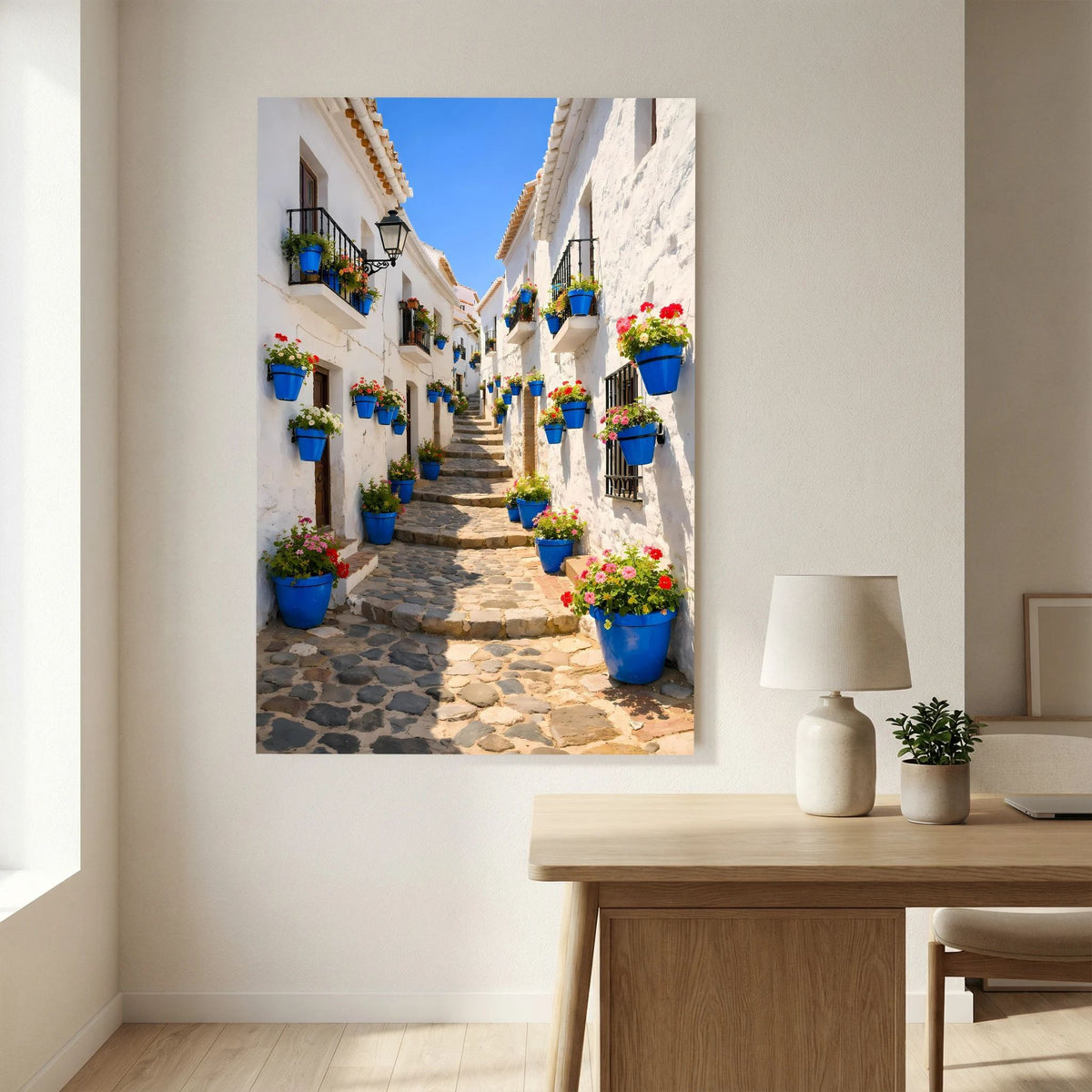 Hochformatiges Wandbild der Altstadtgasse mit blauen Pflanzkübeln und Blumen
