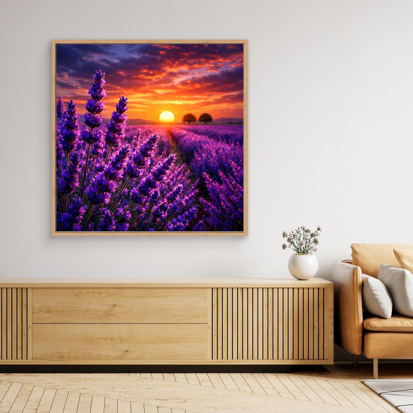 Wandbild Lavendelfeld im Sonnenuntergang mit schmalem braunem Holzrahmen.