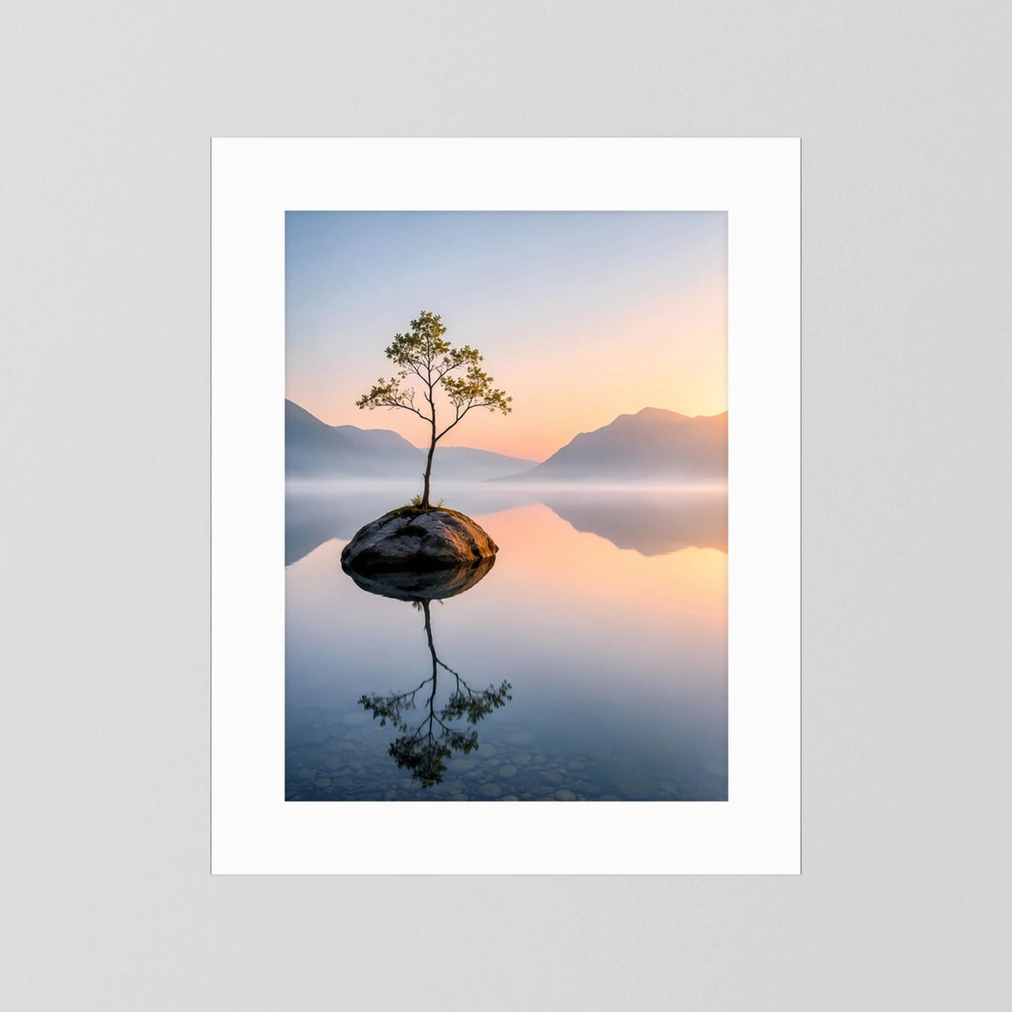 Hochformat-Kunstposter mit weißem Rand: einsamer Baum auf Fels im Bergsee.