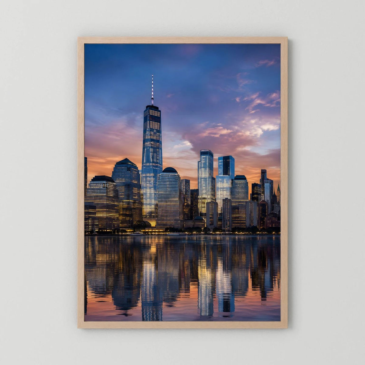 Hochformatiges Skyline-Poster im hellen Holzrahmen, Skyline bei Sonnenuntergang