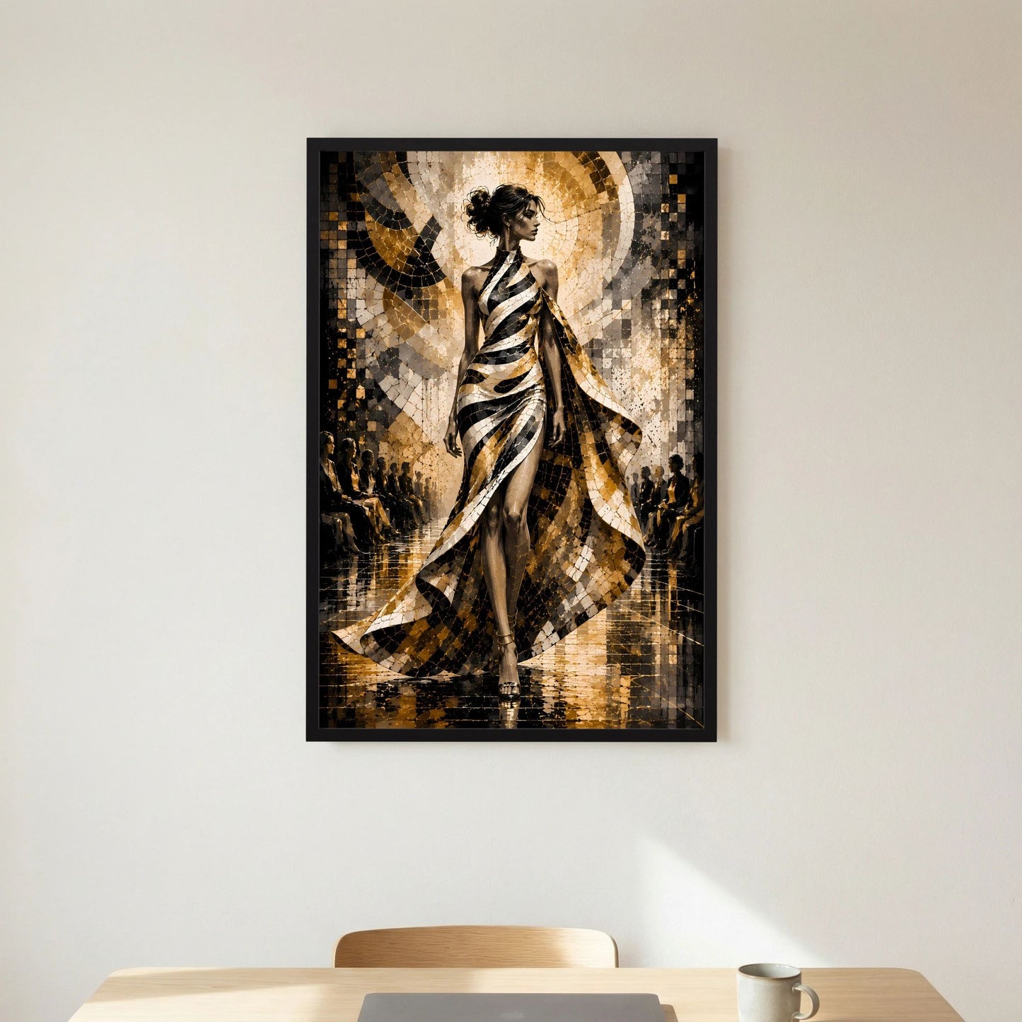 Hochformat-Poster mit Frau in Schwarz-Weiß-Gold, fließendes Muster, schwarz gerahmt