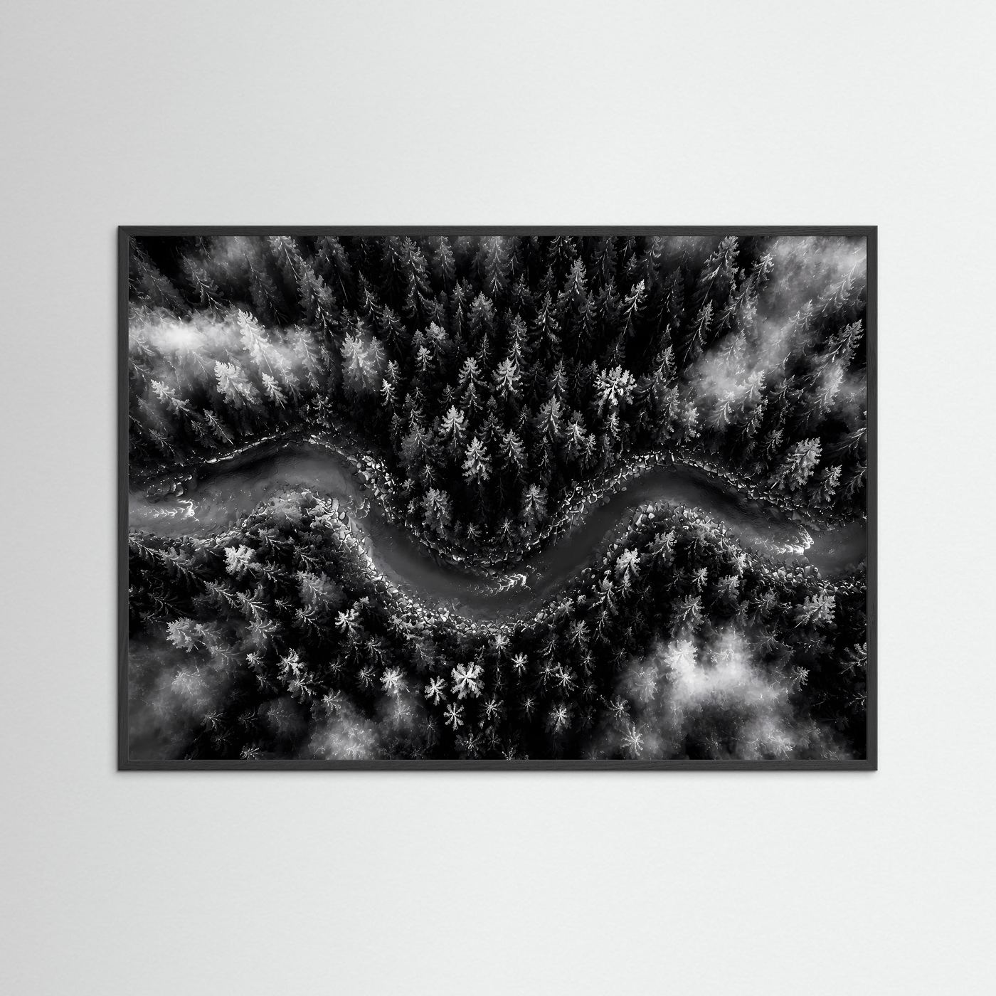 Mystischer Waldfluss im Nebel | Schwarz-Weiß Natur Landschaft – Modernes Poster Querformat